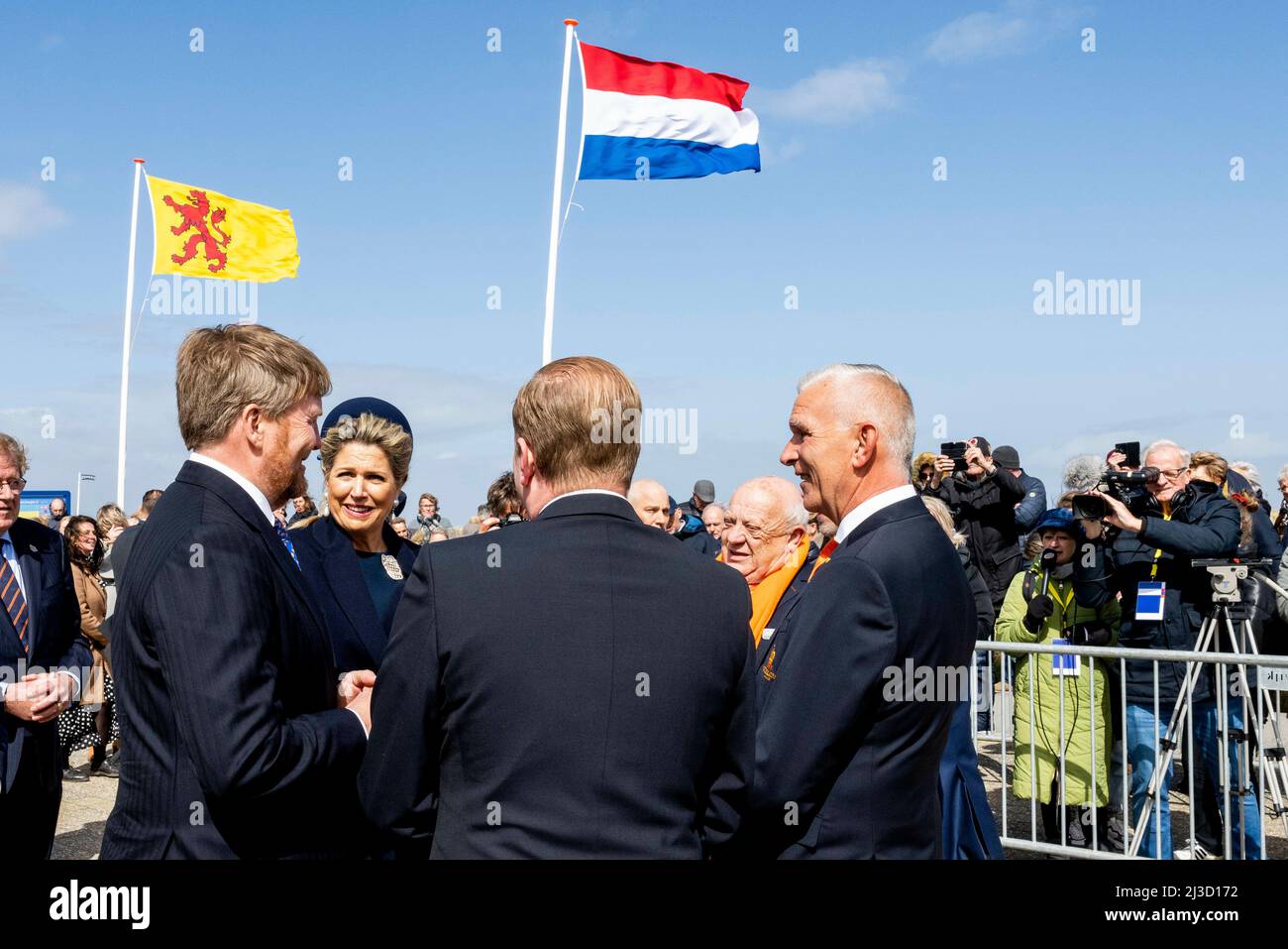 Re Willem -Alexander e la regina Maxima dei Paesi Bassi a Katwijk, il 07 aprile 2022, per visitare il Duin- en Bollenstreek, si trovano in bungalow vacanze sulla spiaggia. La coppia reale parla con alcuni inquilini e con rappresentanti del settore turistico più ampio della regione in spiaggia nel padiglione Het Strand Foto: Albert Nieboer/Netherlands OUT/Point de Vue OUT Foto Stock