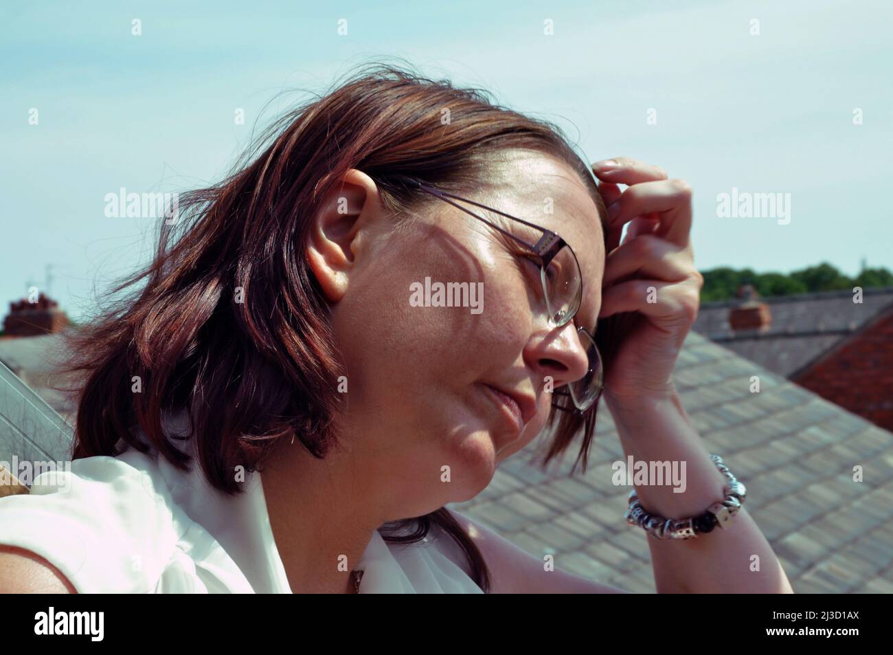 donna che beve al sole Foto Stock