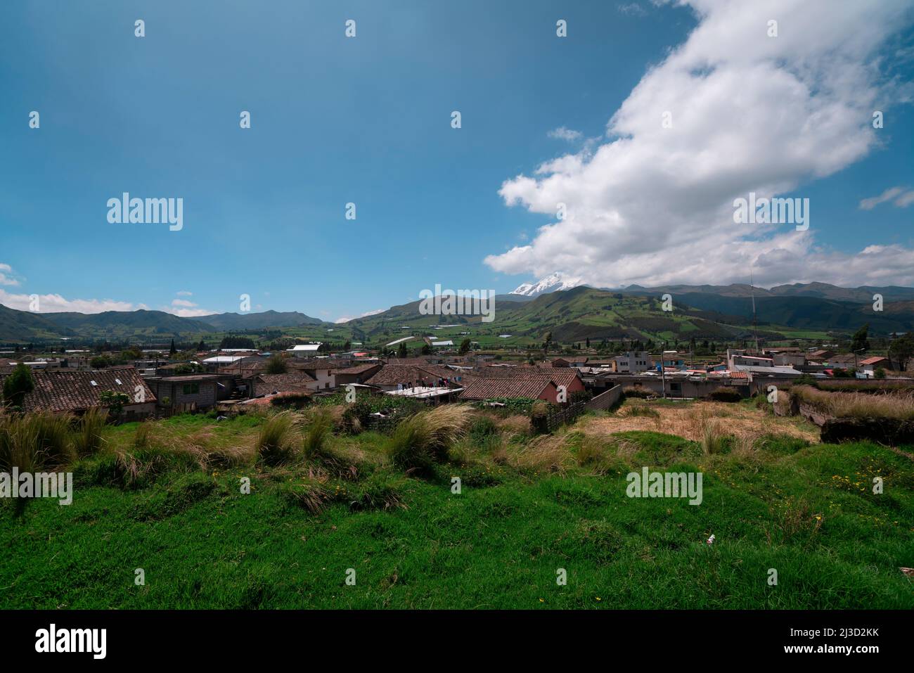 Vista panoramica della città di Olmedo nella provincia di Cayambe con il vulcano Cayambe sullo sfondo durante una mattinata di sole - Ecuador Foto Stock