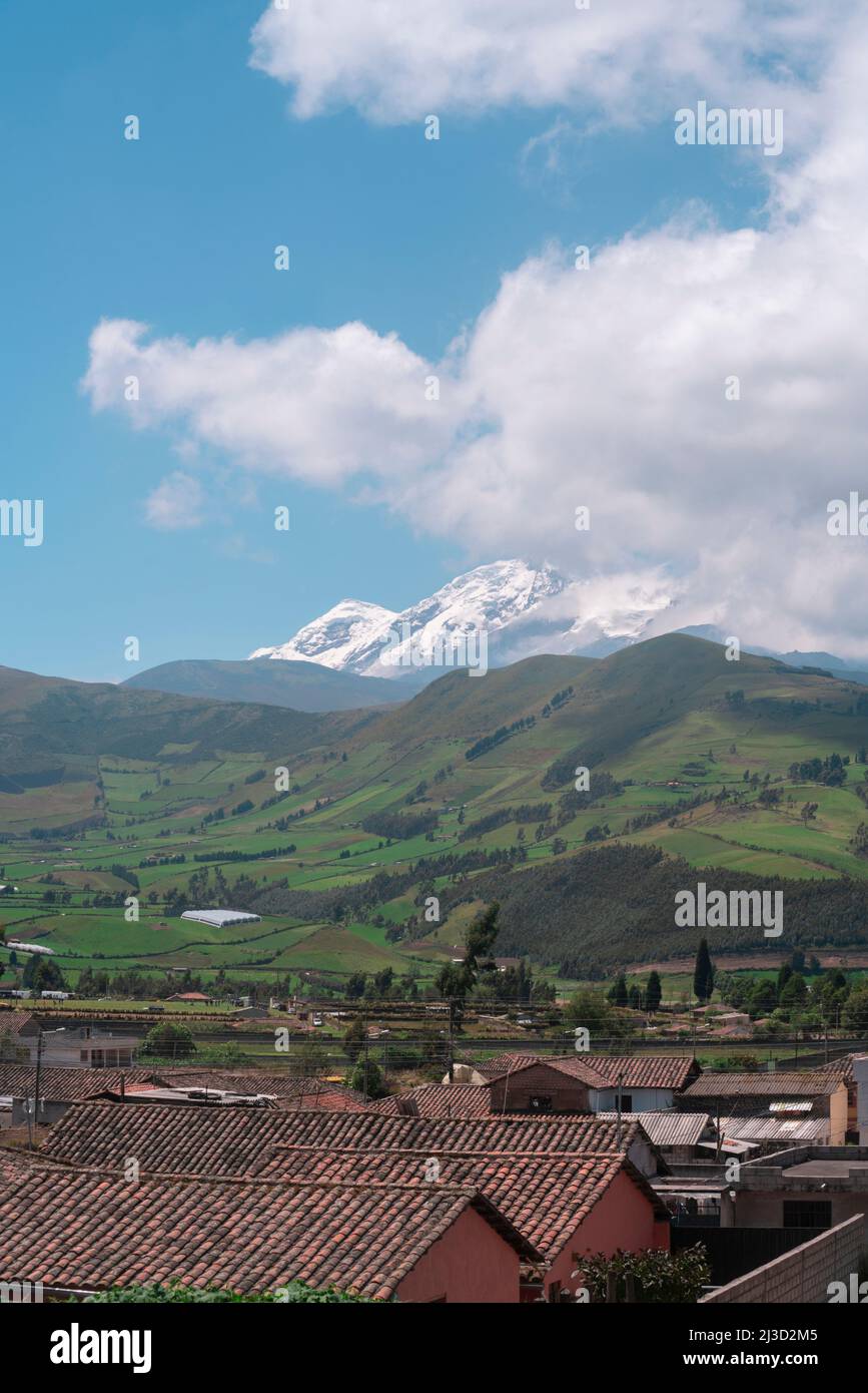 Vista panoramica della città di Olmedo nella provincia di Cayambe con il vulcano Cayambe sullo sfondo durante una mattinata di sole - Ecuador Foto Stock