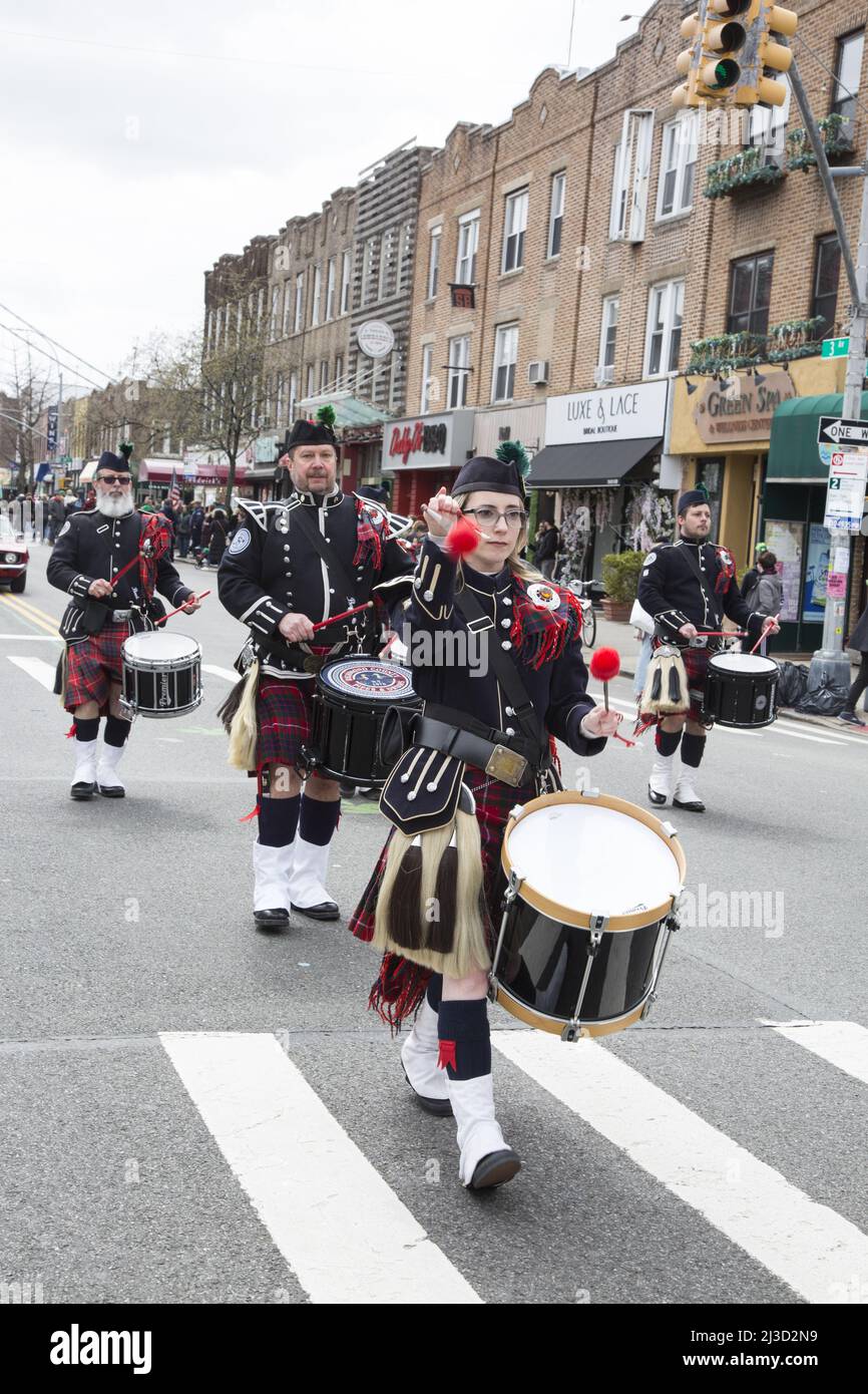 La Richmond County Pipes and Drums Band si esibirà nella sfilata Saint Patrick's Day a Brooklyn, New York. Foto Stock
