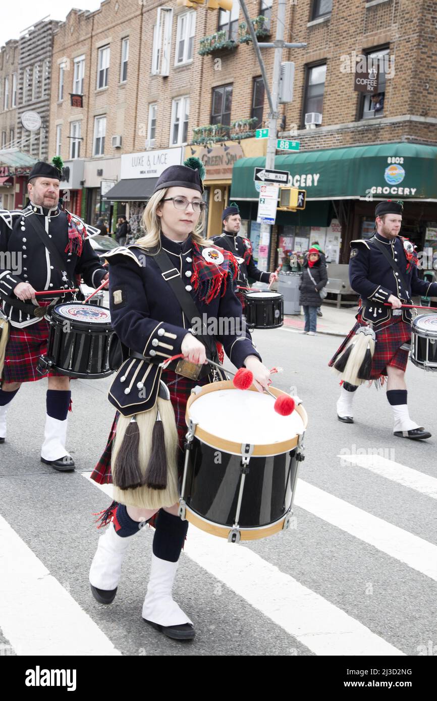 La Richmond County Pipes and Drums Band si esibirà nella sfilata Saint Patrick's Day a Brooklyn, New York. Foto Stock