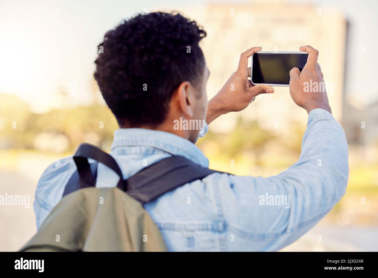 Non vedo l'ora di condividere queste belle viste. Scatto di un uomo che scatta foto mentre si è in città. Foto Stock