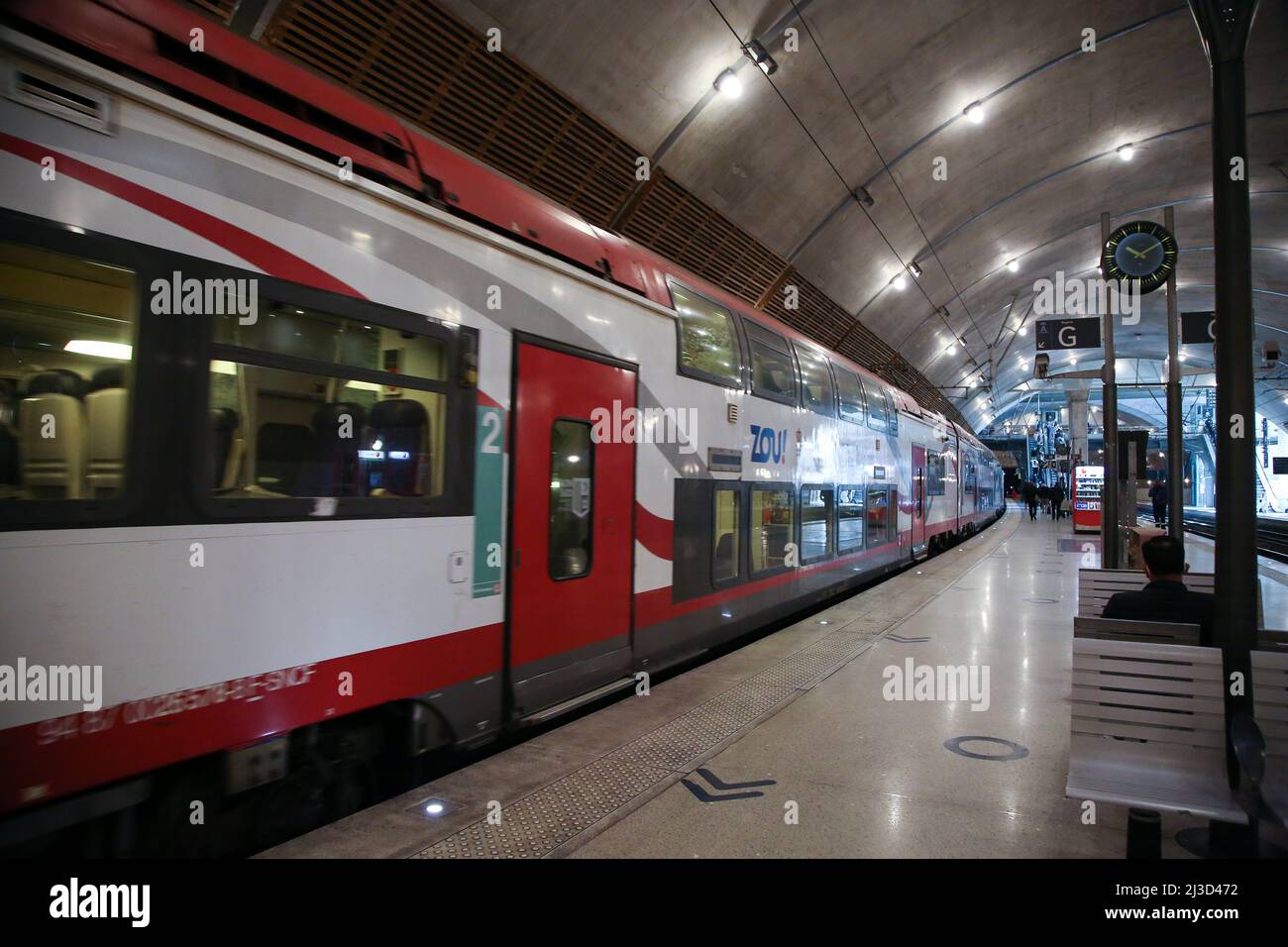 Monte-Carlo, Monaco. 28th Mar 2022. Un treno a due piani SNCF ter parte  dalla stazione di Monte-Carlo. Una corsa in treno da Nizza Ville alla  stazione di Monte-Carlo dura circa 23 minuti. (