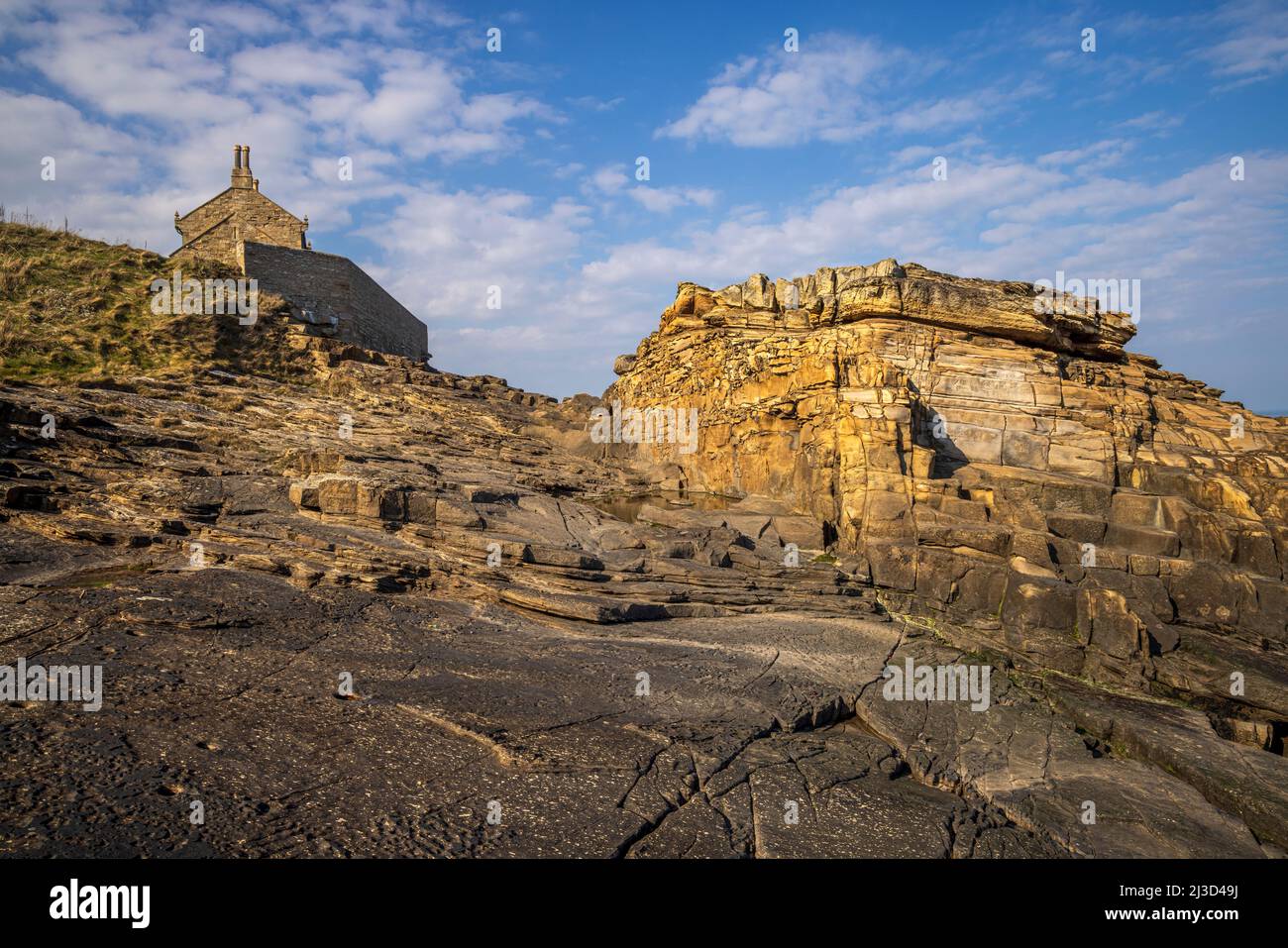 Una vista della casa da bagno Howick sul Sentiero della costa del Northumberland dalla spiaggia rocciosa, Inghilterra Foto Stock