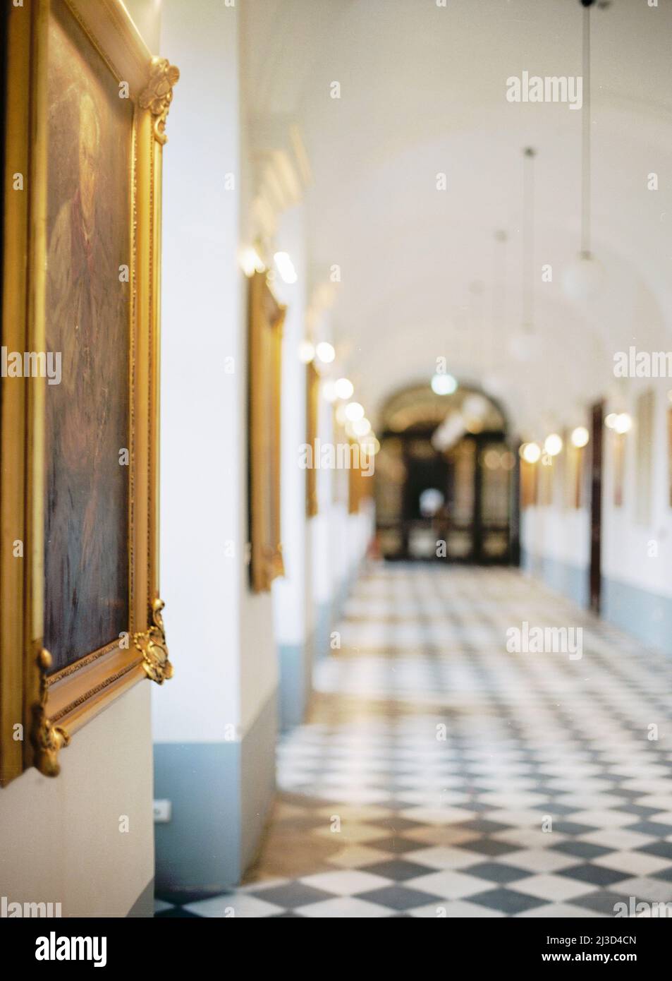 Corridoio vuoto dell'edificio vintage, interno con quadri antichi in cornici dorate. Foto Stock