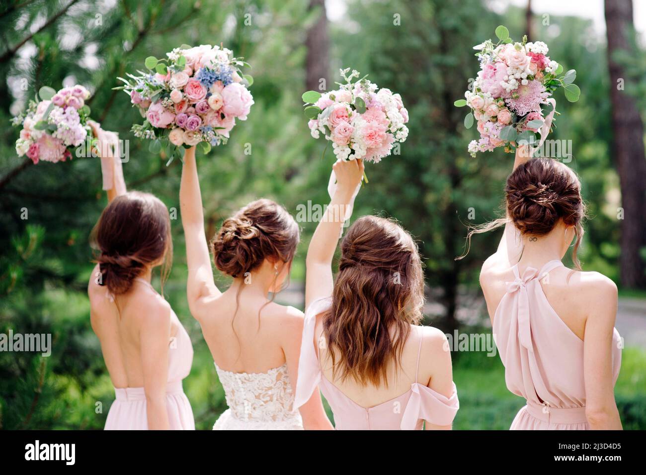 Matrimonio estivo. Bridesmaids in abiti rosa e sposa con bei mazzi. Bellissimo matrimonio di lusso blog concetto. Foto Stock