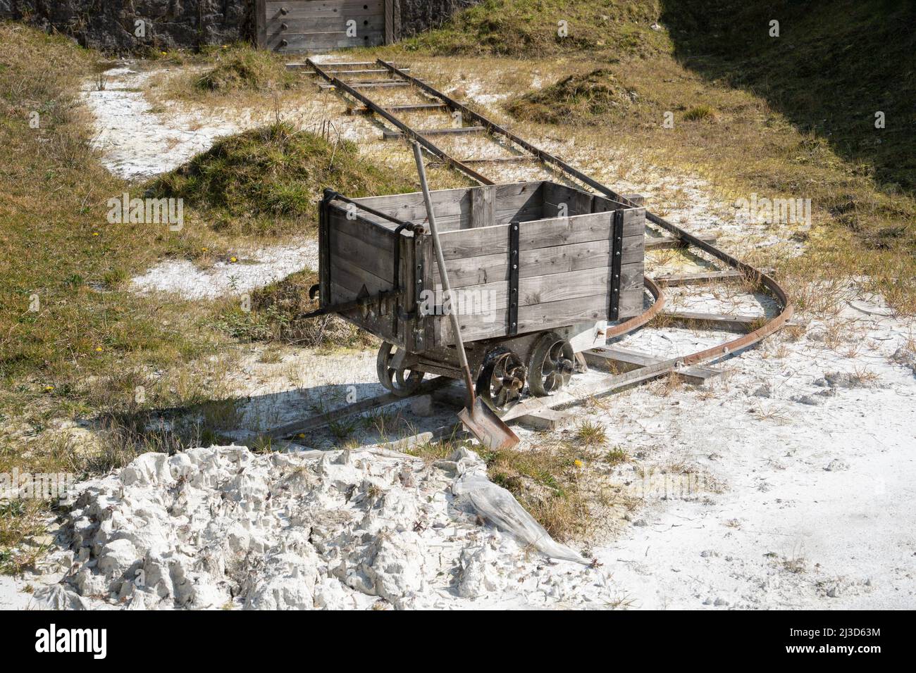 Estrazione storica di argilla cinese - carro vasca mineraria su binari ferroviari con pala. Wheal Martyn Clay Museum, St Austell, Cornovaglia, Regno Unito. Foto Stock