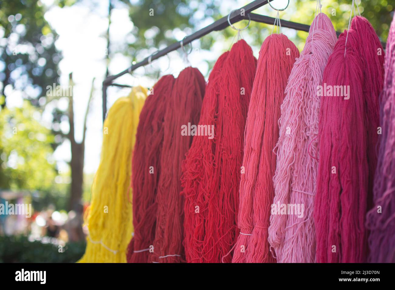 Lana colorata in vendita in fiera regionale Foto Stock