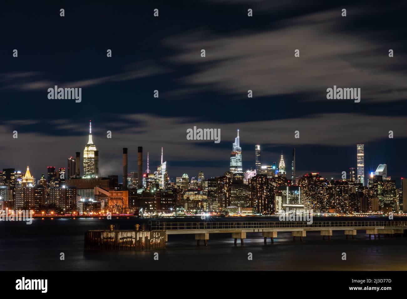 Vista notturna dello skyline di Manhattan da Domino Park, Williamsburg, Brooklyn, New York, Stati Uniti d'America (USA) Foto Stock