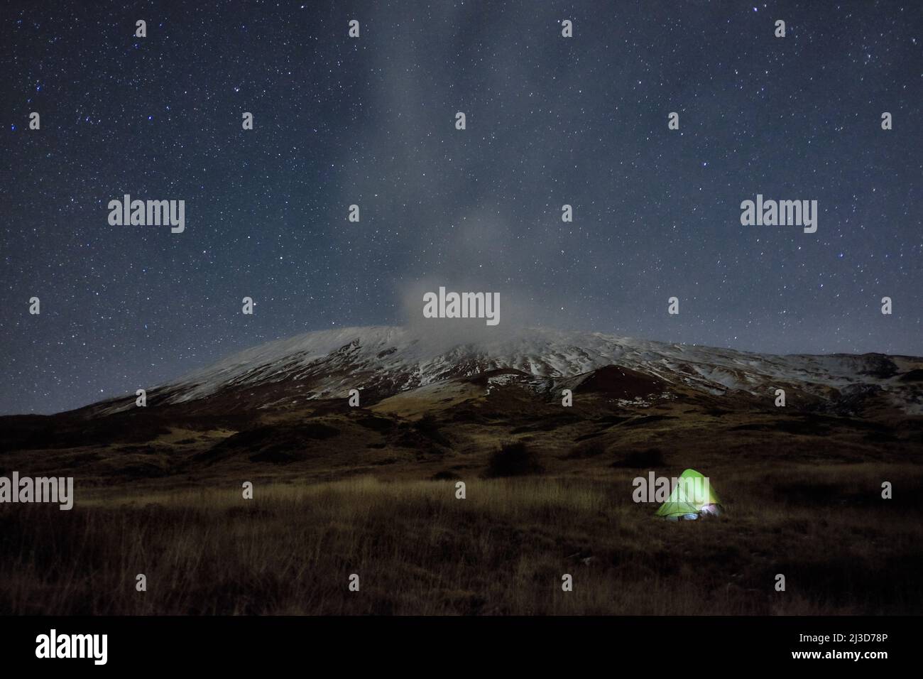 Notte stellata sull'Etna invernale e tenda verde, Sicilia Foto Stock