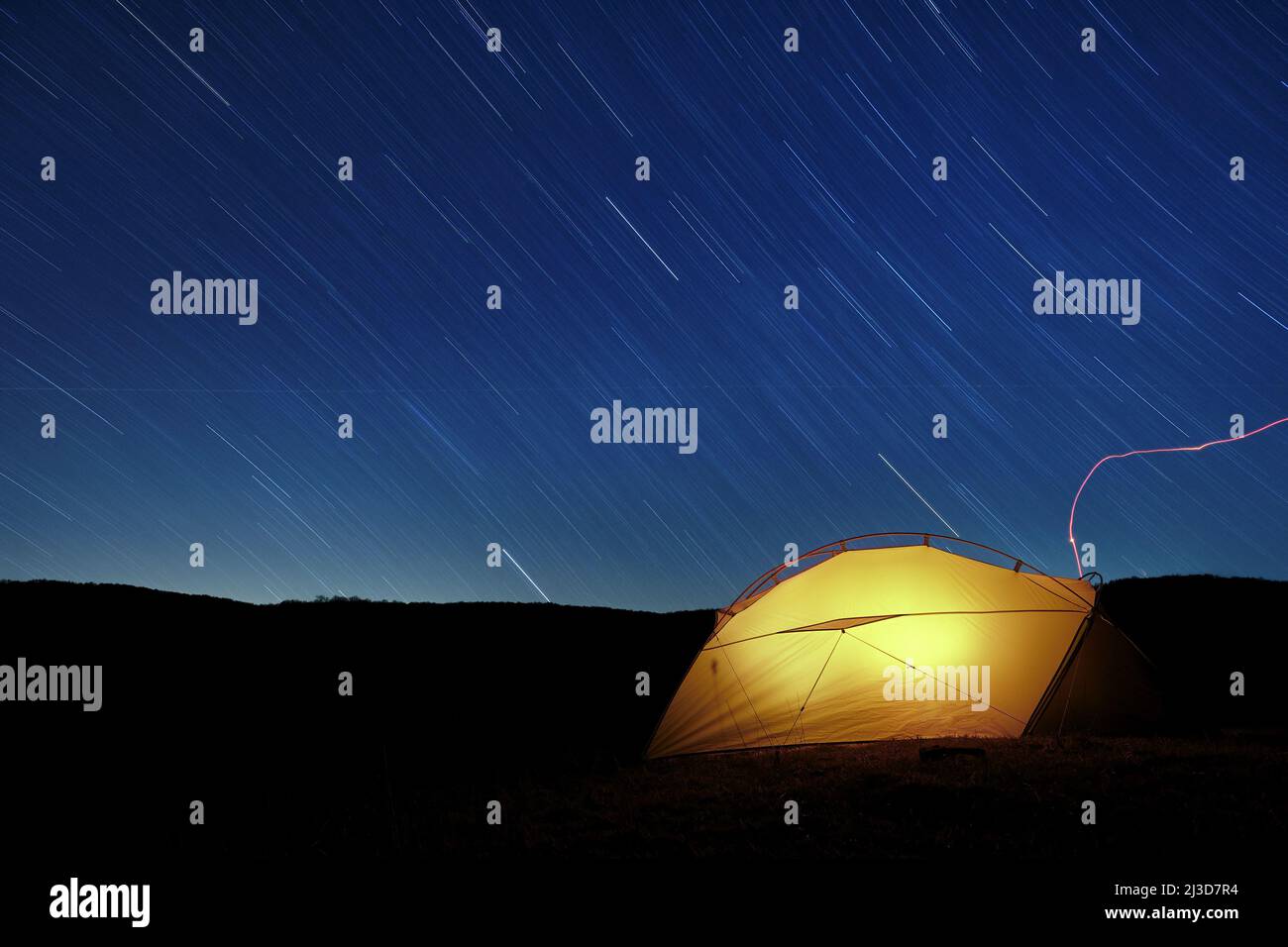 Sentieri stellari su tenda illuminante nel Parco dei Nebrodi, Sicilia Foto Stock