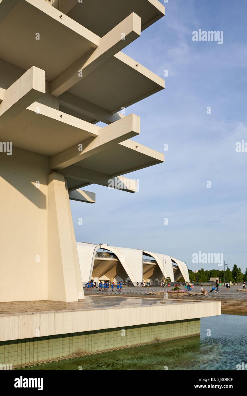 Torre di controllo (Yoshinobu Ashihara) e Komazawa Olympic Park Stadium (Murata Masachika architetti) costruito per le 1964 Olimpiadi di estate a Tokyo in Giappone Foto Stock