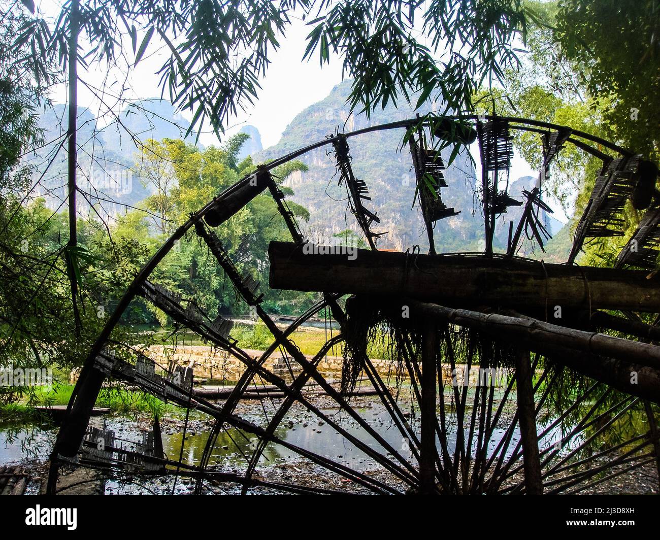 Tradizionale waterwheel in Yangshuo, provincia di Guangxi, Cina Foto Stock