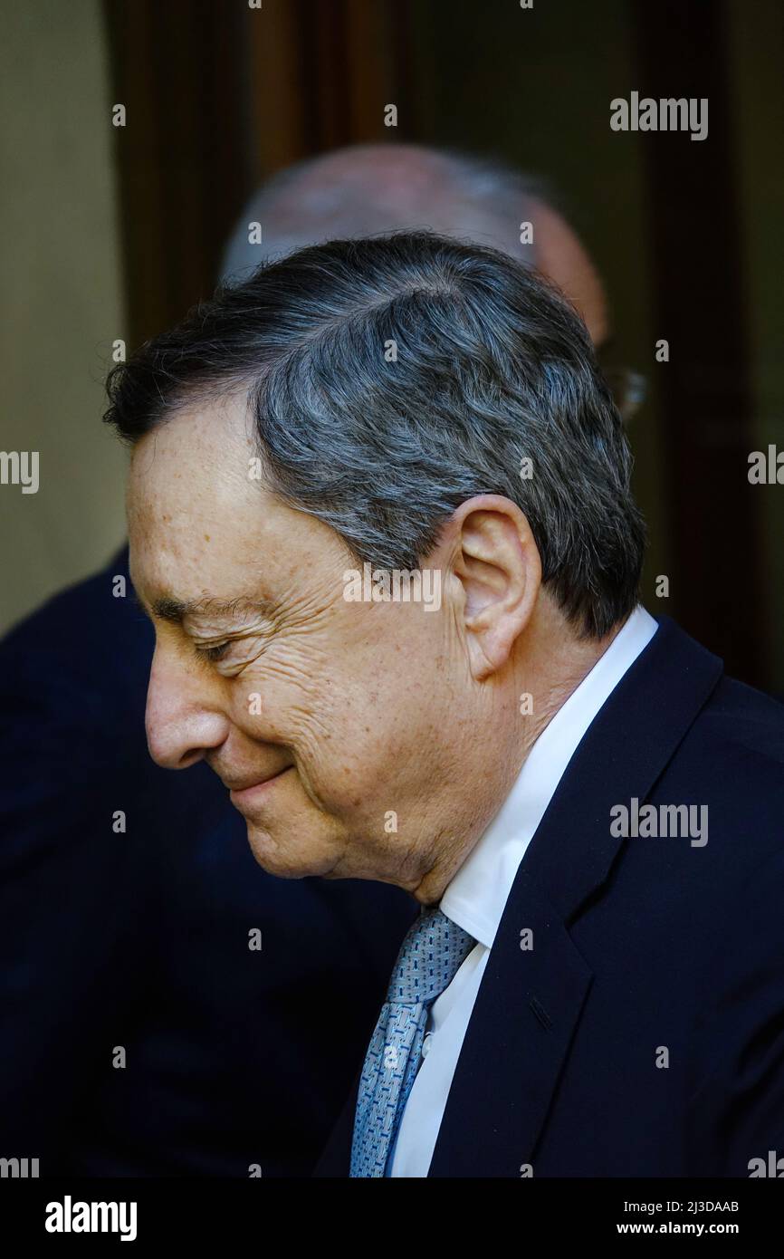 Ritratto di Mario Draghi, primo ministro del governo italiano, prima di un vertice politico. Torino, Italia - Aprile 2022 Foto Stock