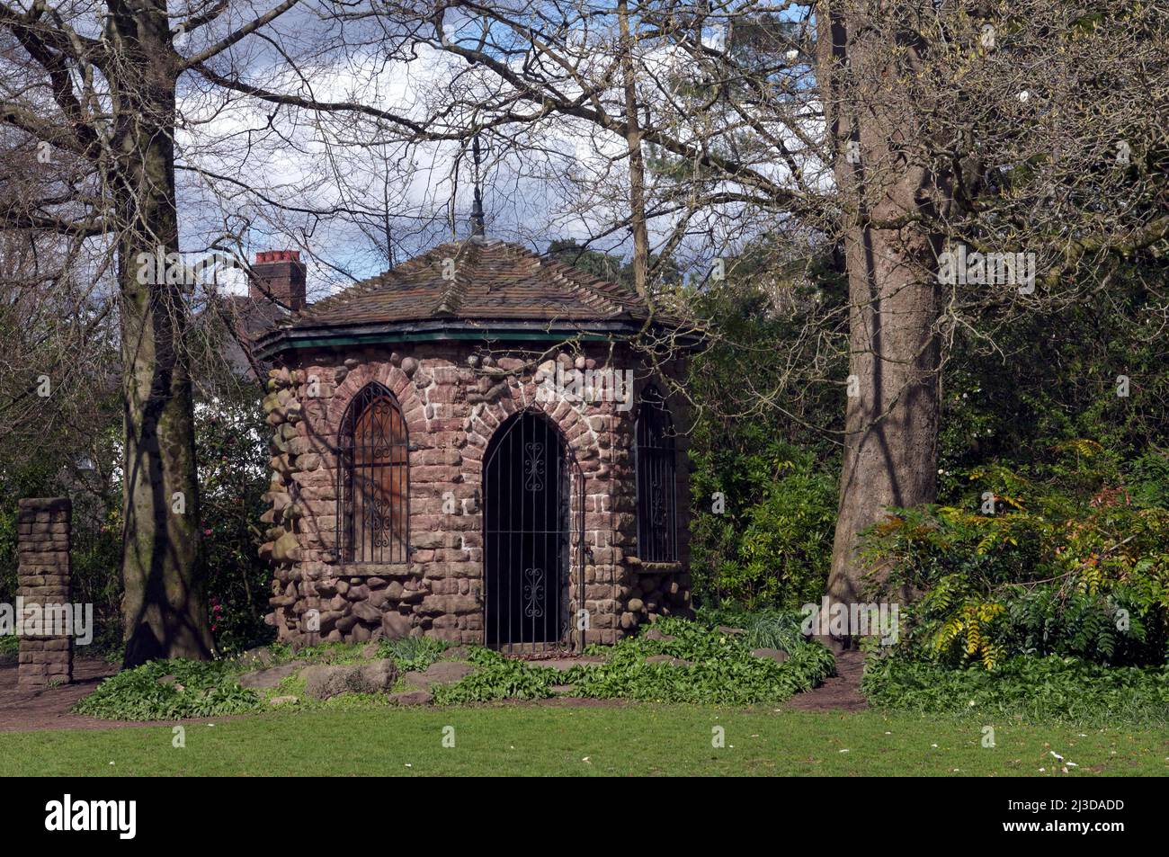 Piccola follia o casa di ghiaccio nel terreno di insole Court, Llandaff, Cardiff Victorian House e giardini - aperto al pubblico Foto Stock