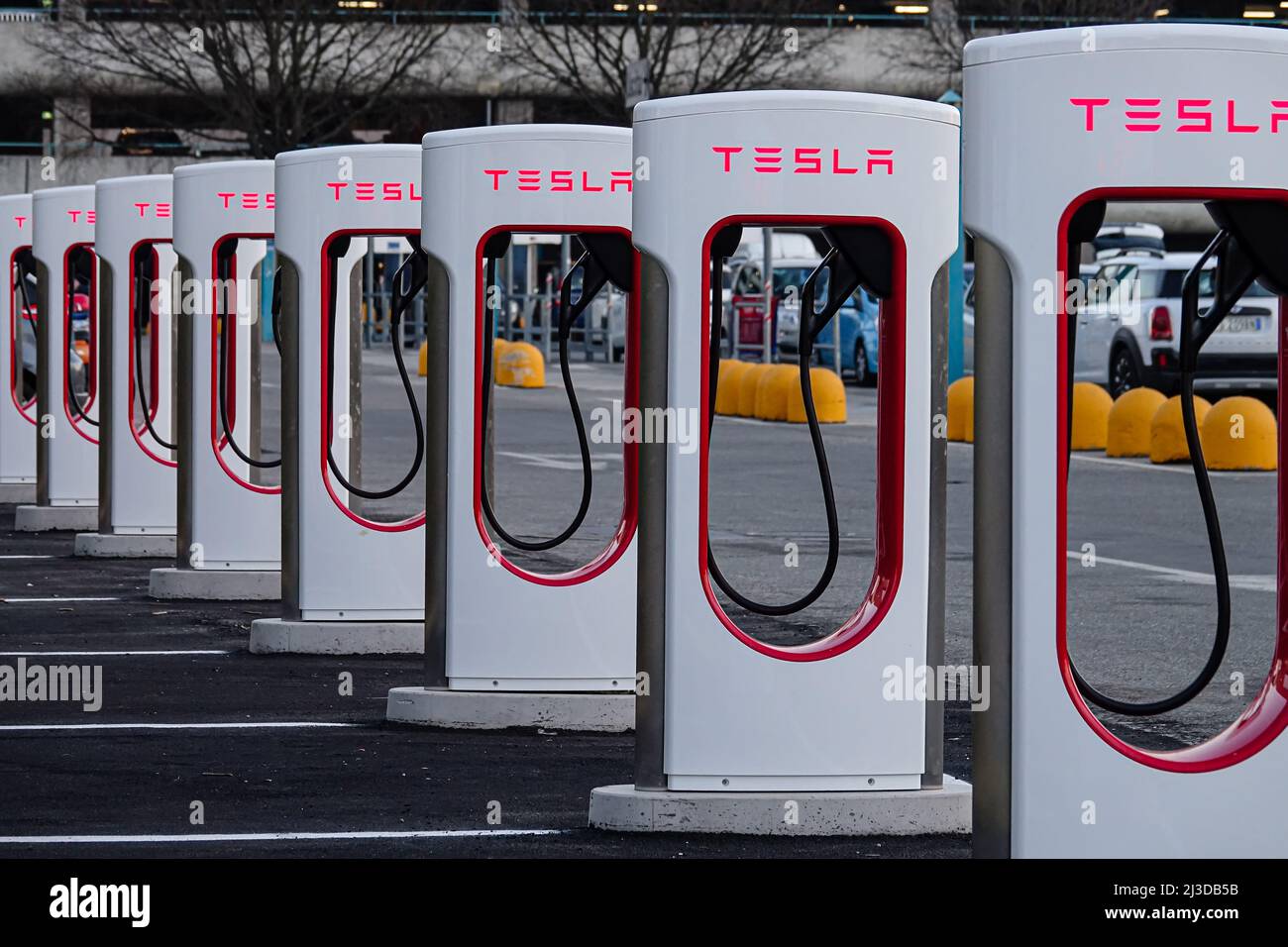 Stazione di ricarica Tesla per accogliere i proprietari di auto elettriche. Torino, Italia - Aprile 2022 Foto Stock