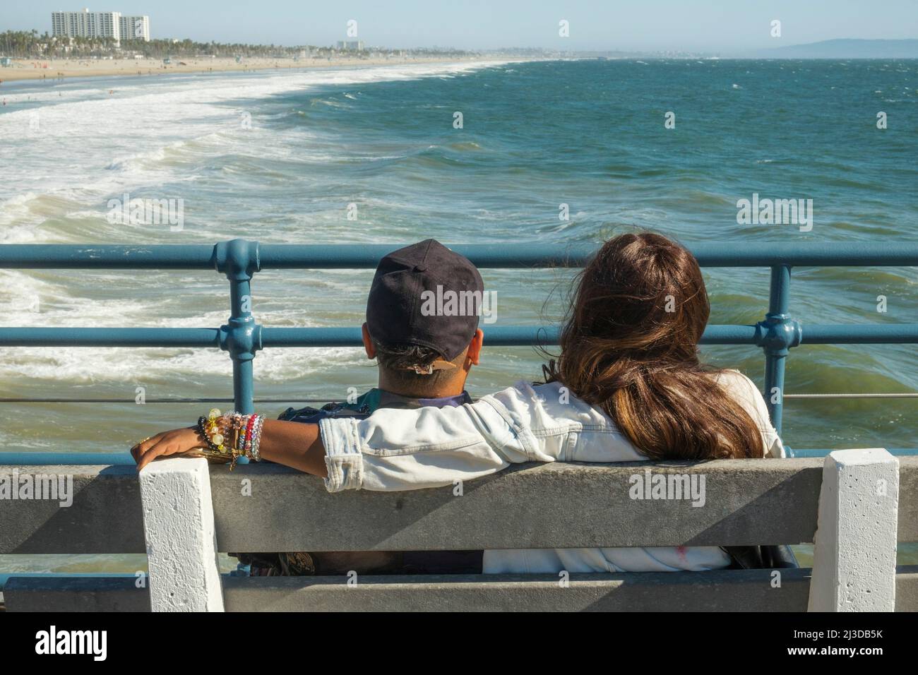 Una coppia gode della vista dal molo di Santa Monica, Los Angeles, California, USA Foto Stock
