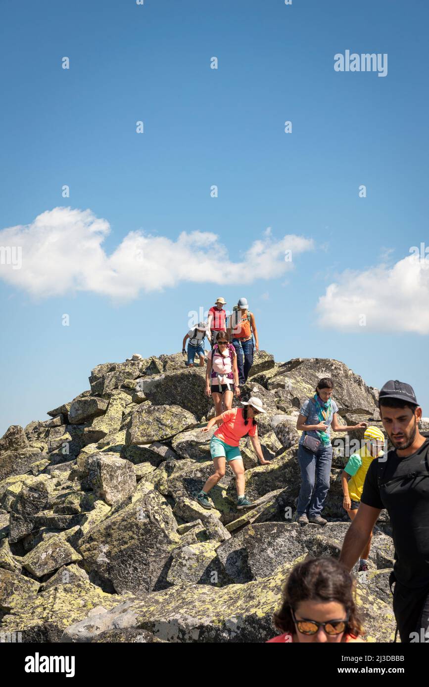 Gruppo di escursionisti sui massi morenici al 2713m sul vertice di Rilets nel Parco Nazionale e Riserva Naturale di Rila, Bulgaria, Balcani Foto Stock