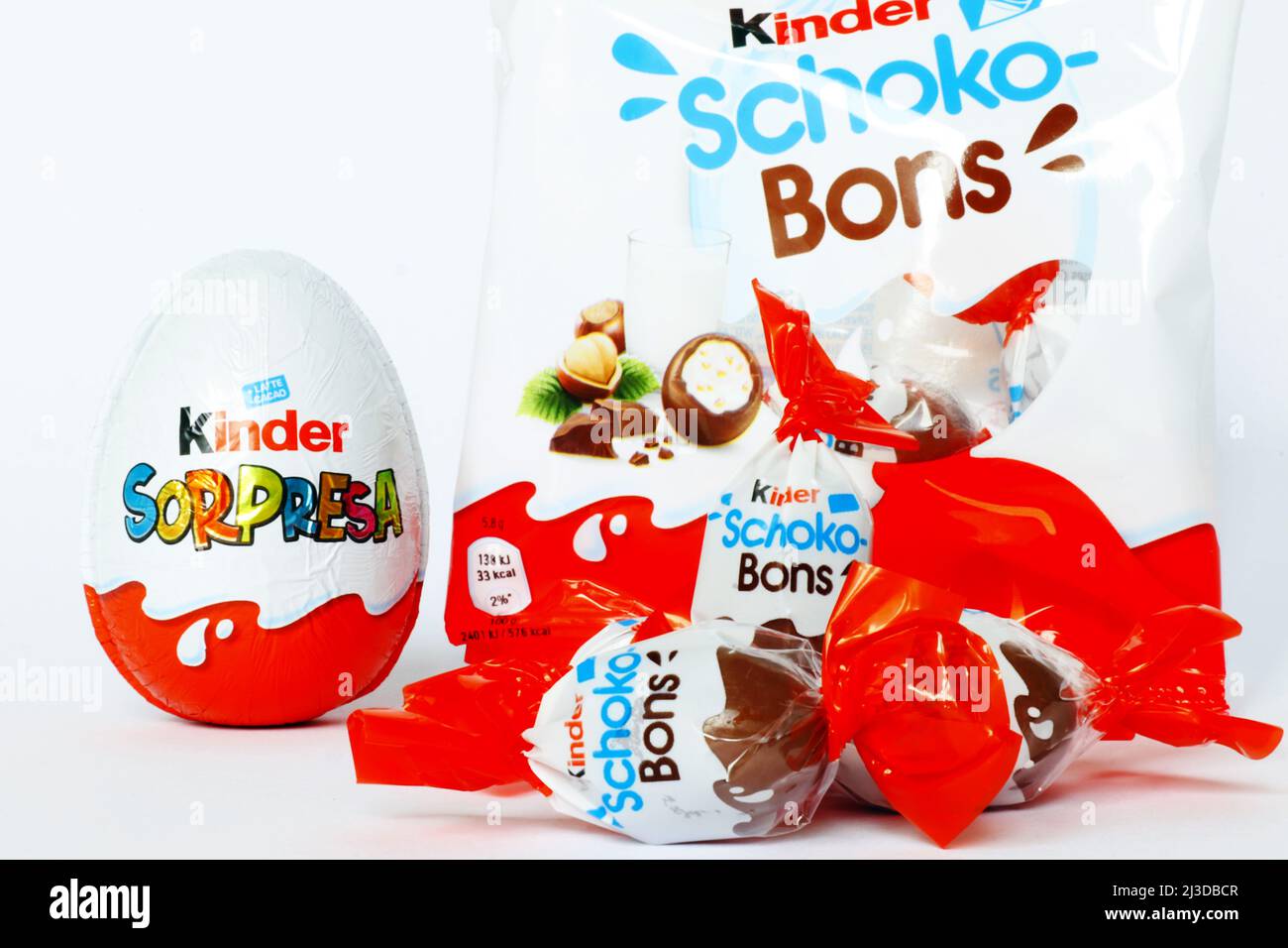 Pescara, Italy, 7th Apr, 2022: Il produttore italiano di caramelle Ferrero  ha ampliato il ritiro e il ritiro dei prodotti con uova a sorpresa Kinder,  mini uova, Schoko-Bons e i prodotti del