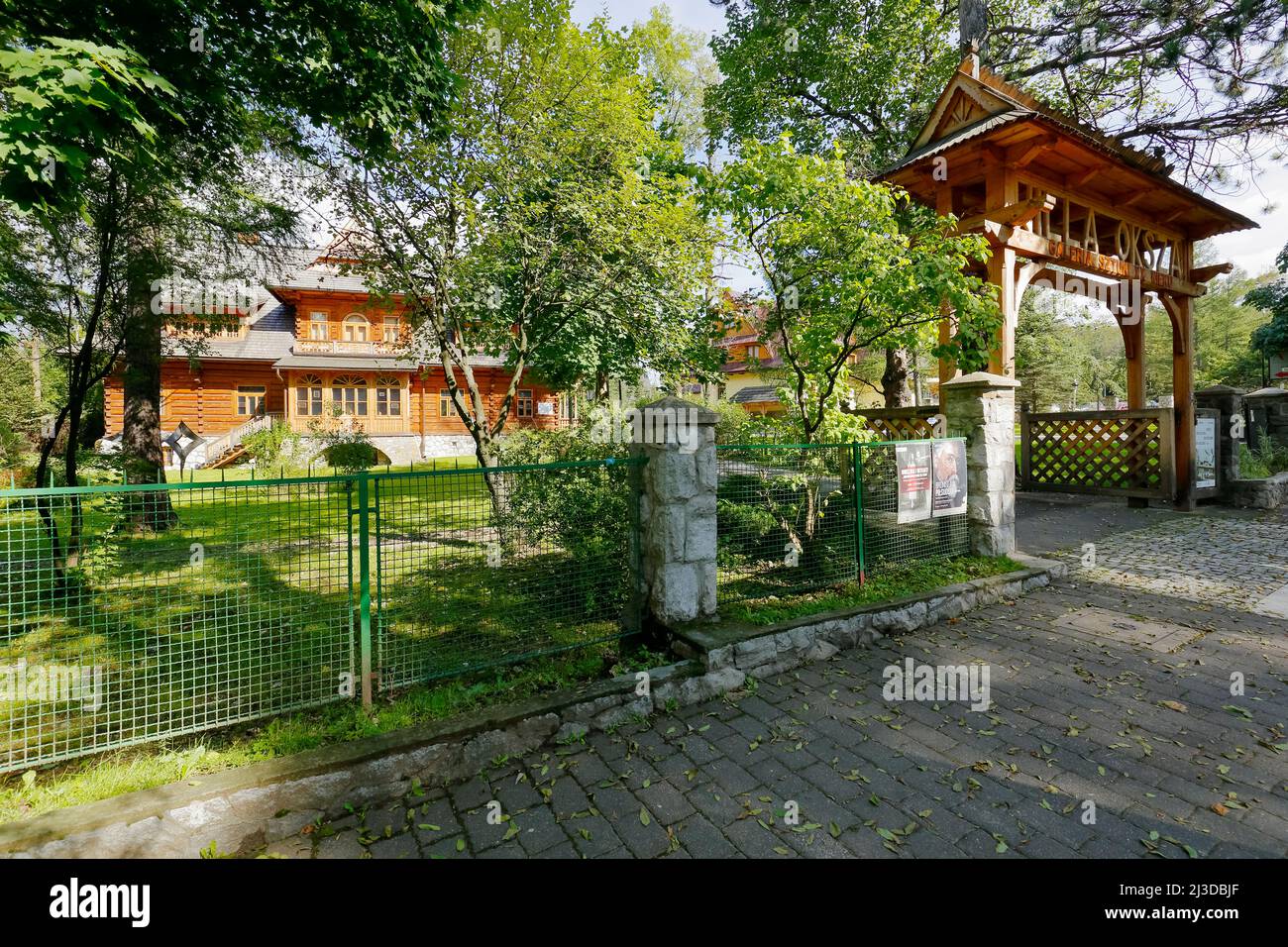 Zakopane, Polonia - 23 settembre 2016: Willa Oksza è visto dall'esterno della recinzione. Il cancello in legno vi invita a visitare il sito del museo Foto Stock