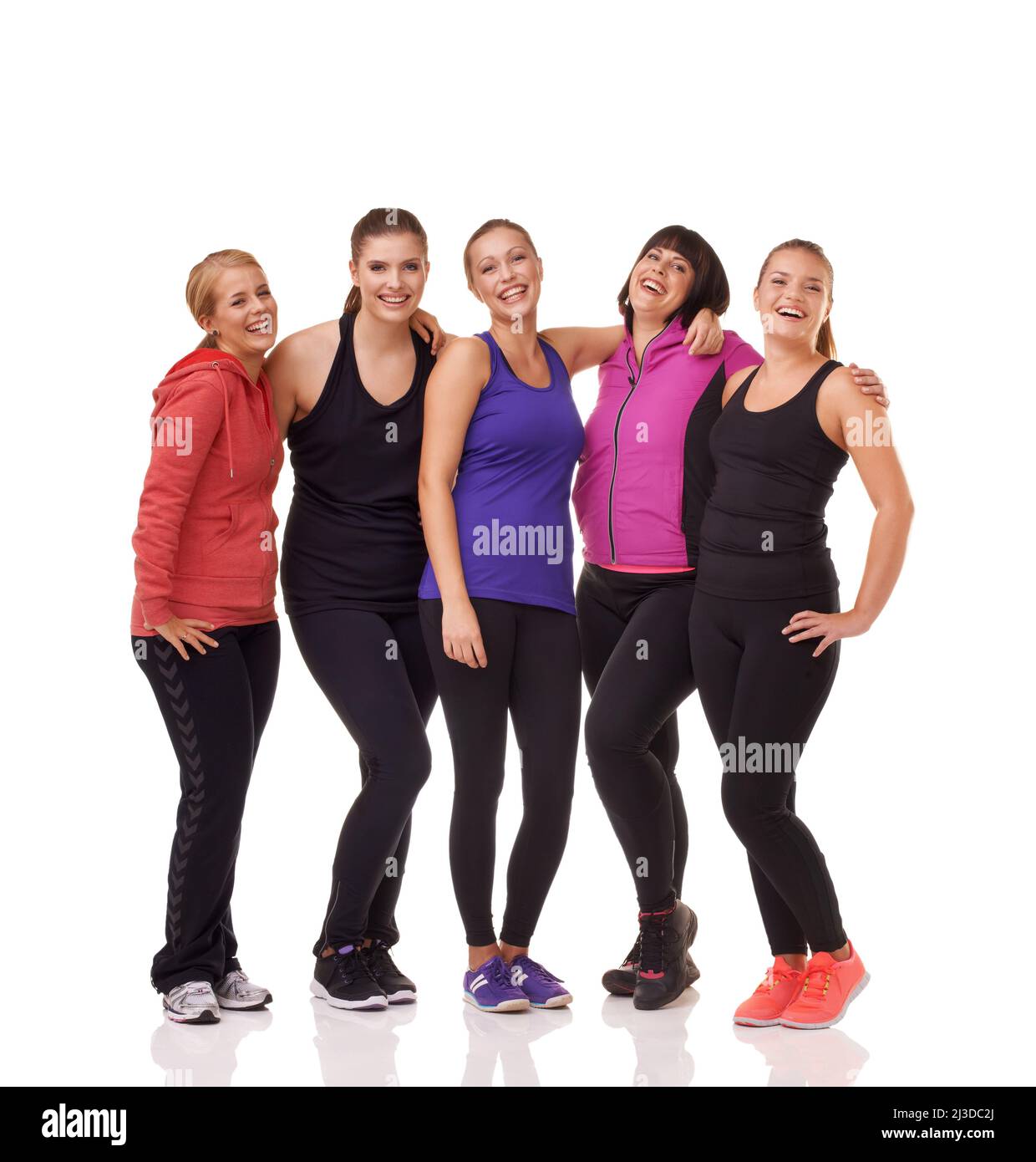 Si impegna per il fitness. Un gruppo di donne eccitate di diverse forme del corpo che si levano in piedi isolati sul bianco mentre indossano gli sportswear. Foto Stock