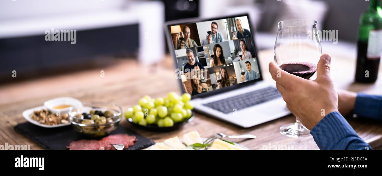 Degustazione digitale di vini cena virtuale con laptop Foto Stock