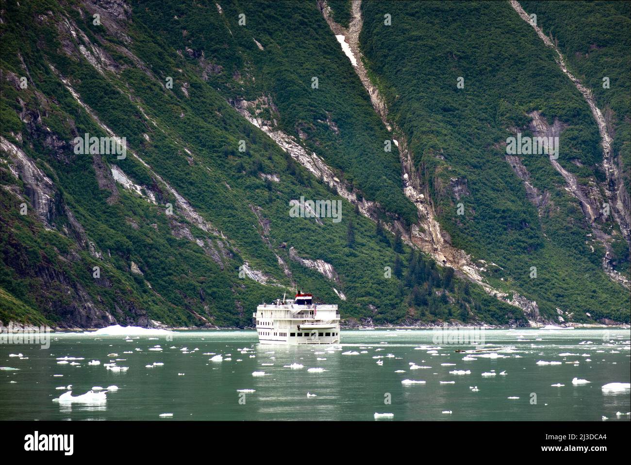 American Spirit Cruise Ship of American Cruise Lines in Tracy Arm Fjord Alaska Una piccola nave da crociera basata in America Foto Stock