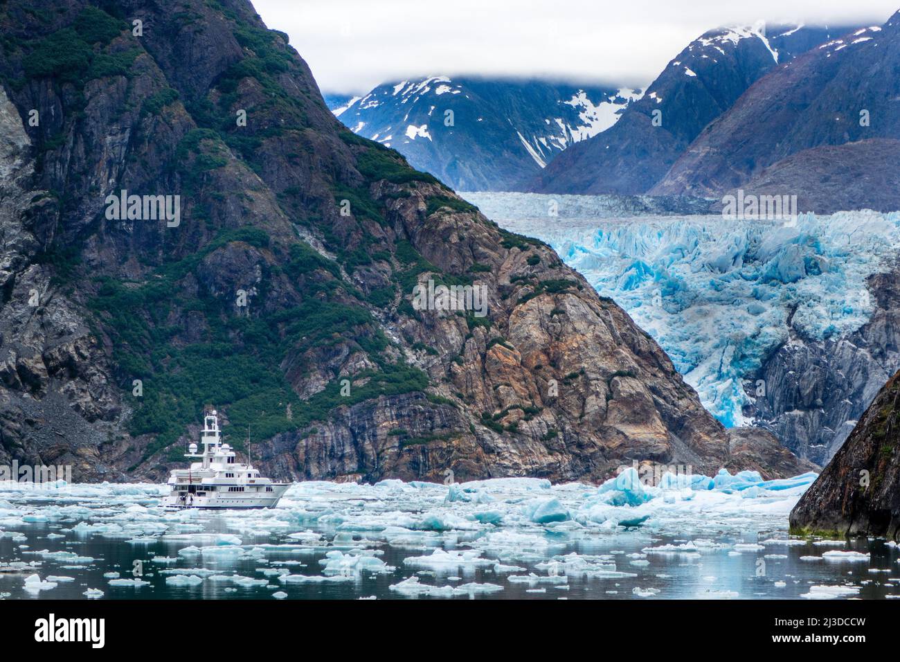 Privato Yacht di lusso in Tracy Arm Fjord avvicinarsi al South Sawyer Glacier in Sea Ice vicino a Juno Alaska Foto Stock
