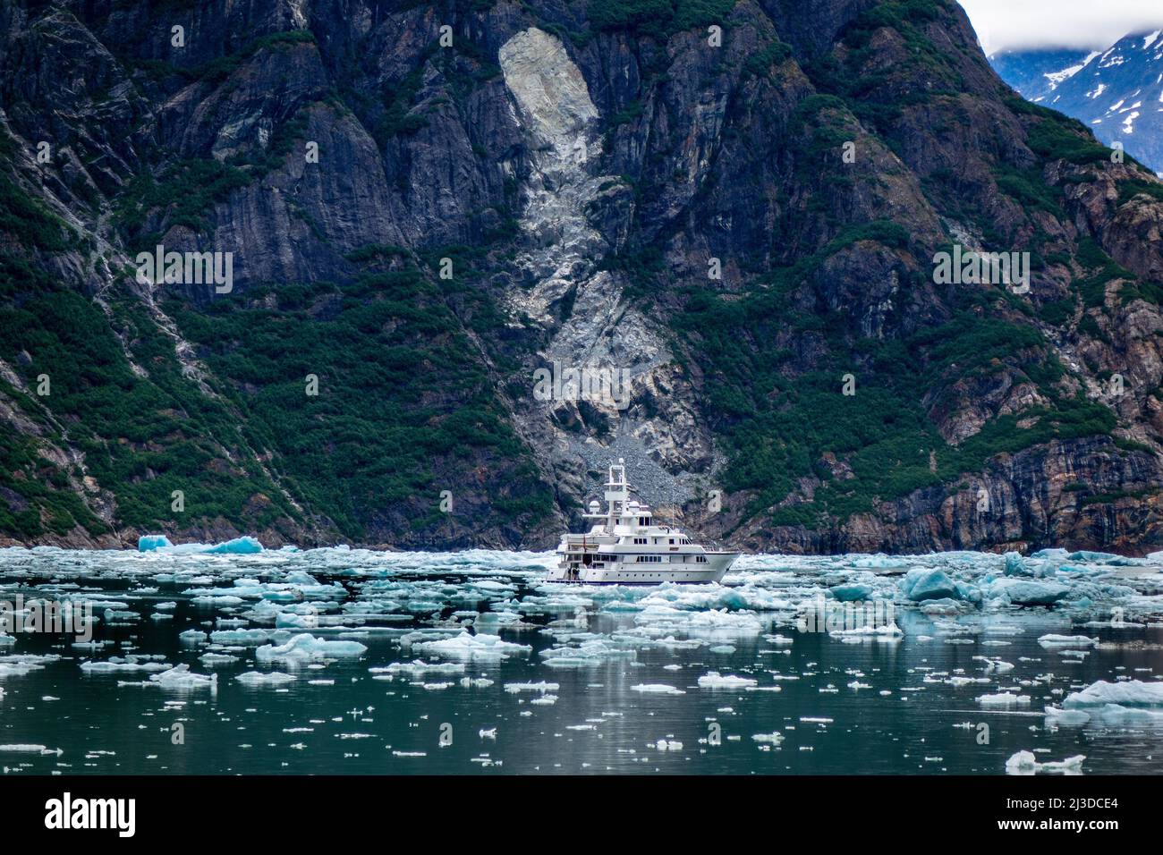 Privato Yacht di lusso in Tracy Arm Fjord avvicinarsi South Sawyer Glacier in Sea Ice Juno Alaska Foto Stock