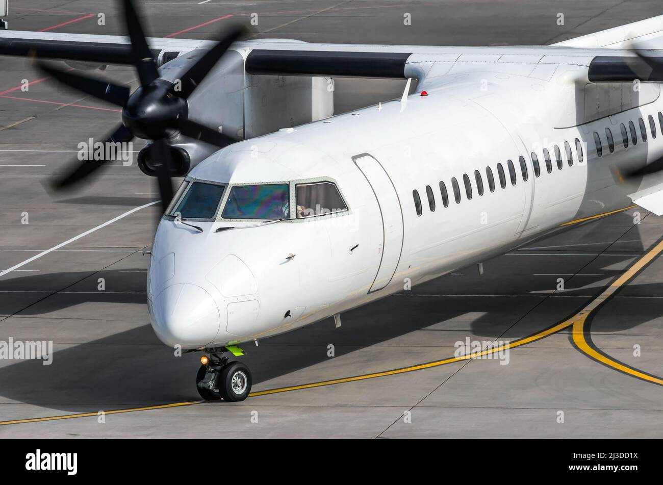 Aereo passeggeri per il taxiing sulla piattaforma dell'aeroporto, abitacolo e avvitamento sul motore dell'aeromobile primo piano Foto Stock Aereo passeggeri per il taxiing sulla piattaforma dell'aeroporto, abitacolo e avvitamento sul motore dell'aeromobile primo piano Foto Stock