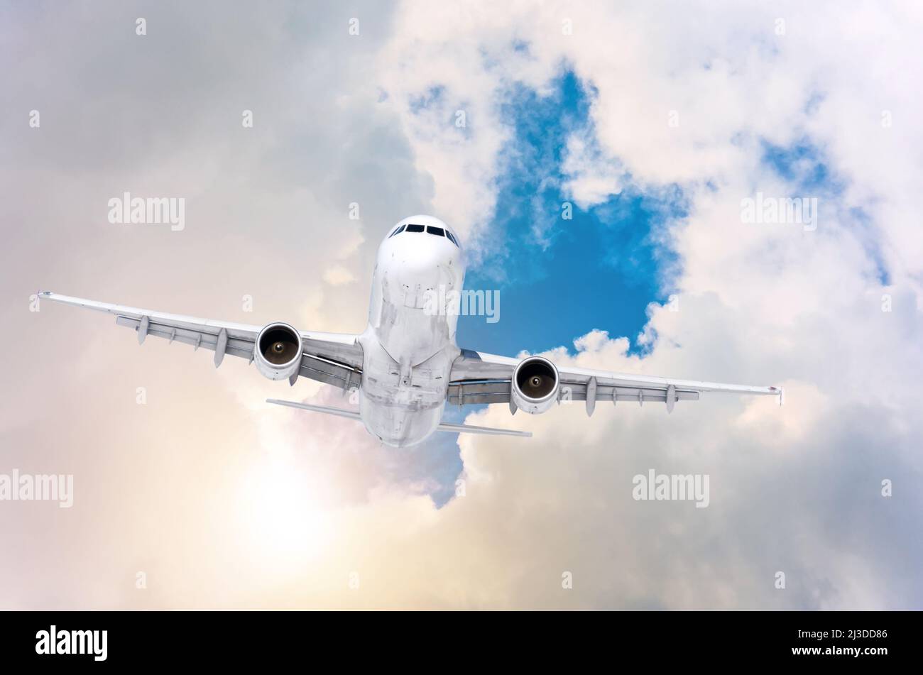 L'aeroplano vola dalle lacune nelle nuvole con il divino splendente del sole. Il concetto di voli sicuri Foto Stock