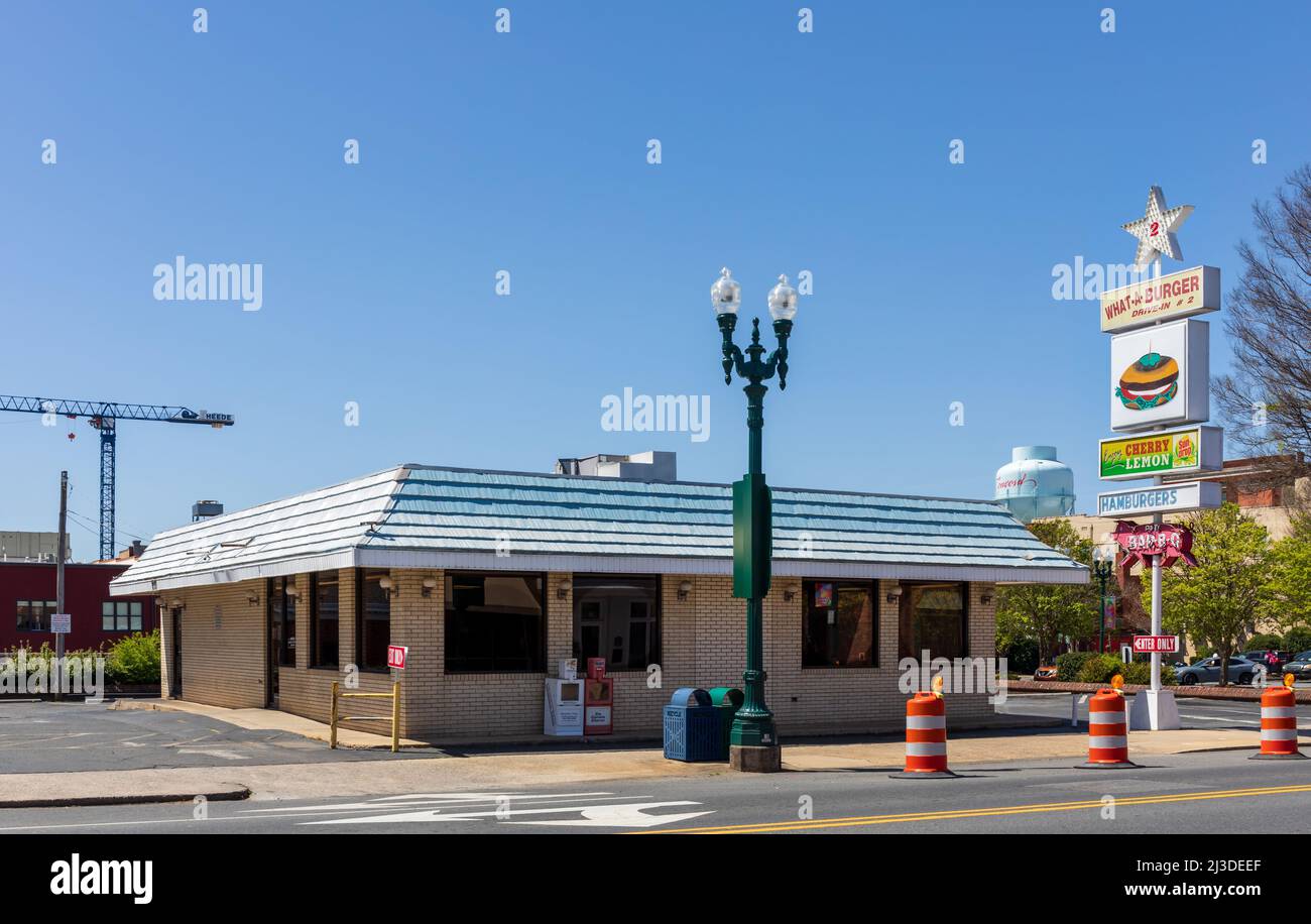 CONCORD, NC, USA-3 APRILE 2022: Il ristorante What-A-Burger #2 Drive-in, su Church St. Foto Stock
