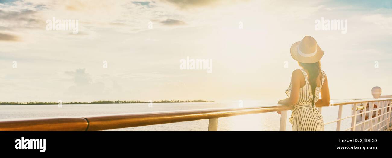 Lusso nave da crociera vacanza donna elegante turista donna guardando il tramonto sul ponte balcone di Europa mediterraneo crociera destinazione di viaggio. Estate Foto Stock