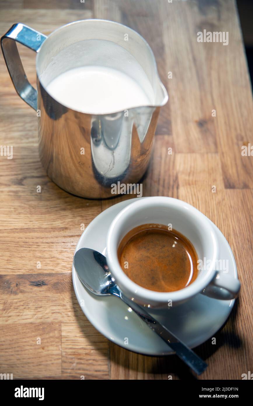 Espresso e una caraffa di latte caldo Foto Stock
