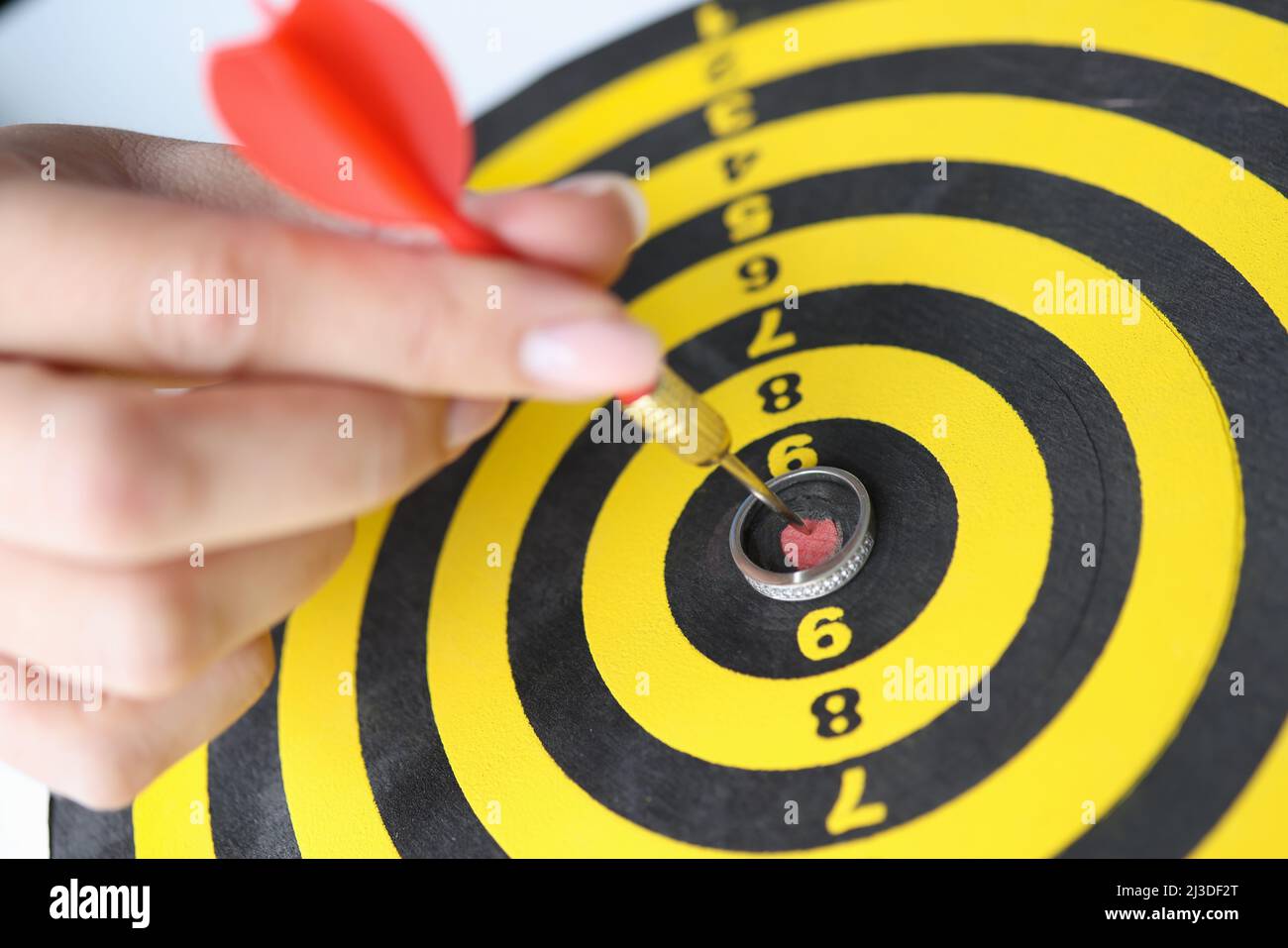Freccette di gioco con strisce nere e gialle con freccette primo piano Foto Stock
