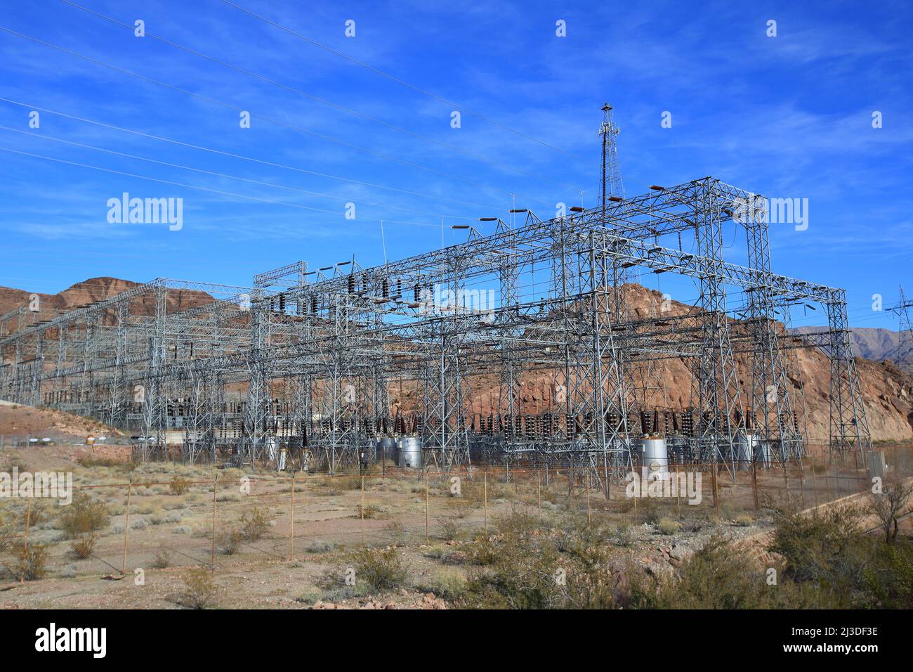 Linea Power Substation e Power Transmission in Arizona e Nevada Desert. Foto Stock