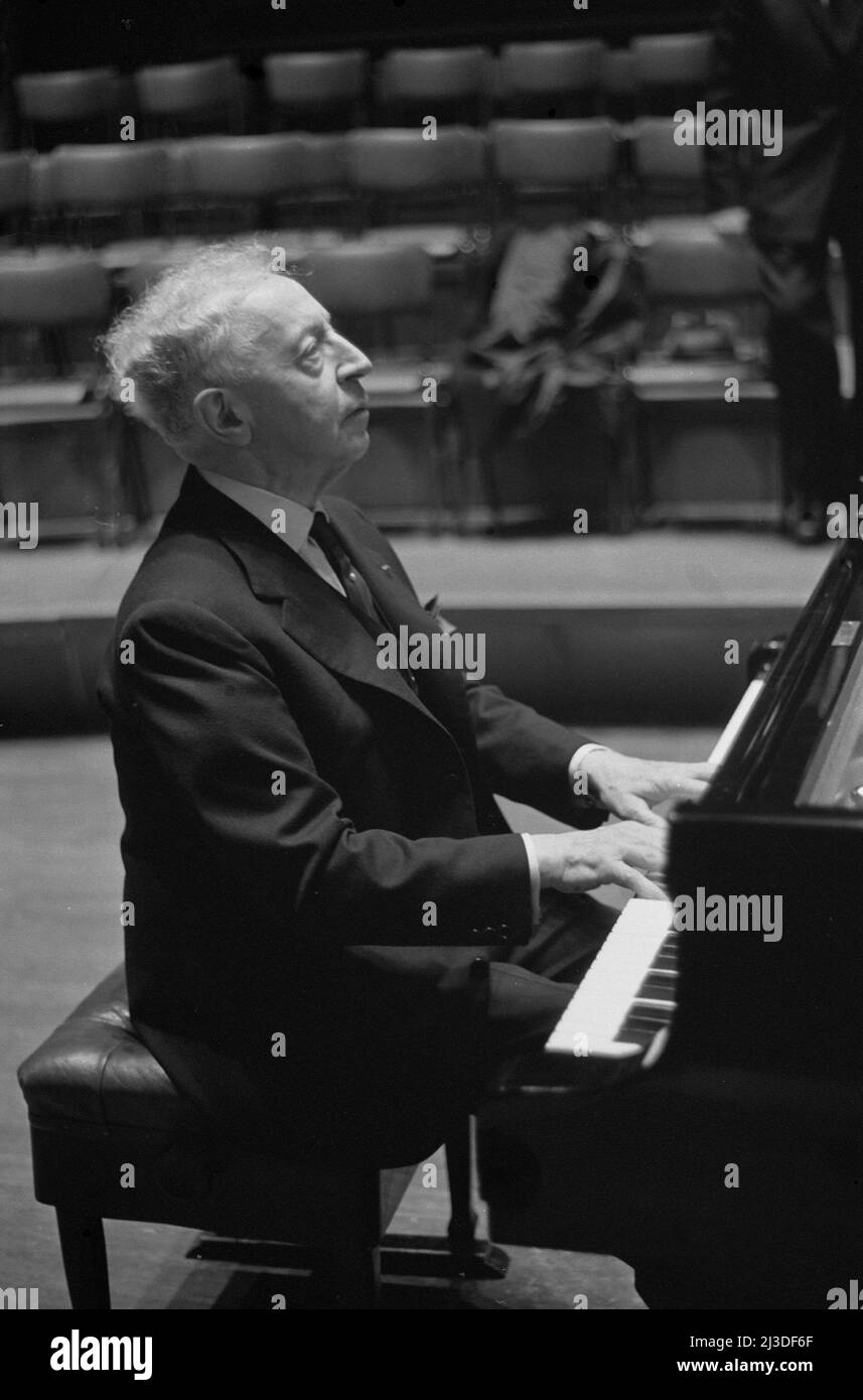 AMSTERDAM, PAESI BASSI - 13 febbraio 1962 - Arthur Rubinstein suona il pianoforte in concerto. Egli è ampiamente considerato come uno dei migliori pianisti Foto Stock