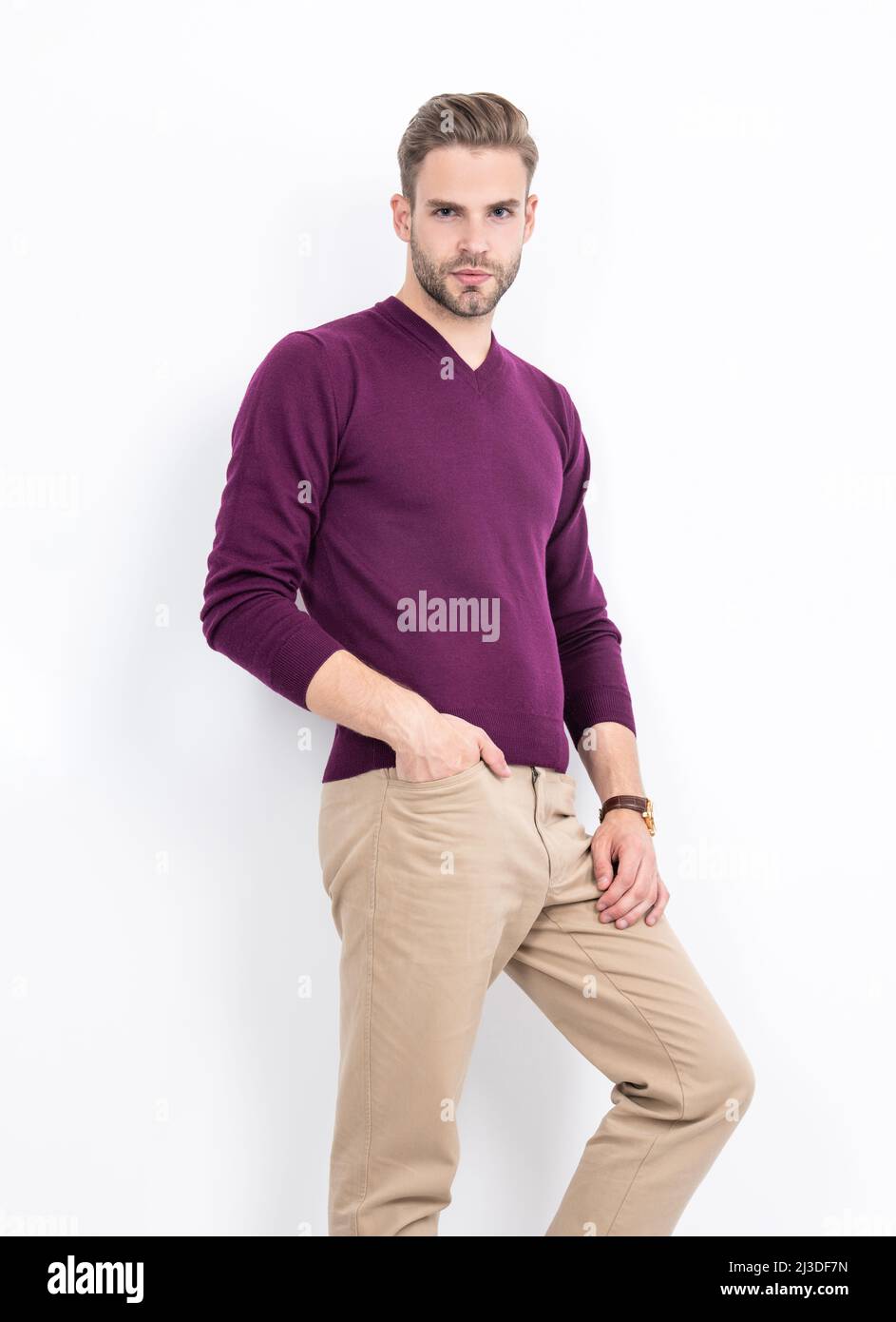 Bel ragazzo con look di moda indossare abiti moderni isolati su bianco, casual Foto Stock