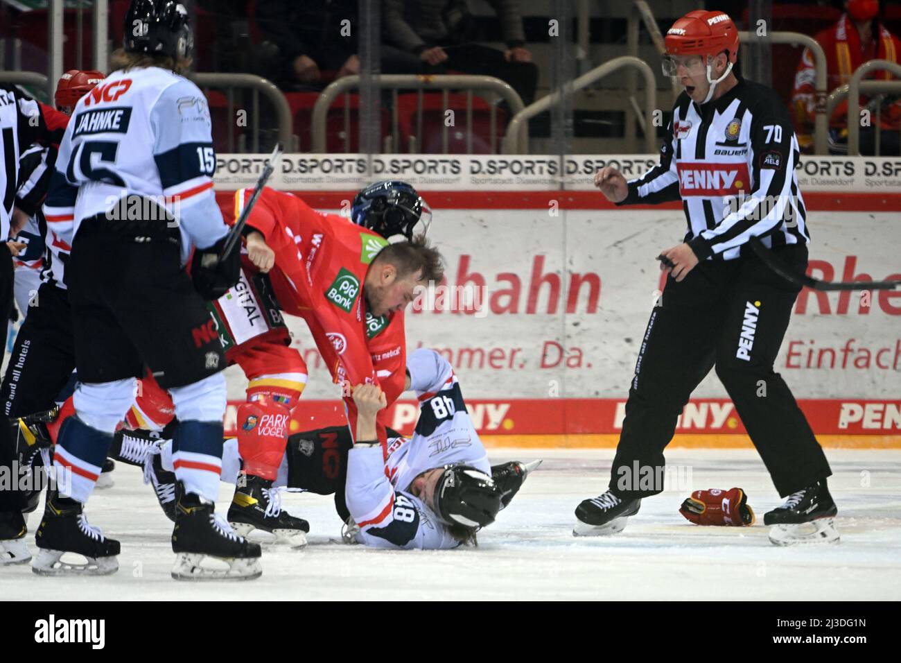 Duesseldorf, Germania. 07th Apr 2022. Hockey su ghiaccio: DEL, Düsseldorfer EG - Nürnberg Ice Tigers, campionato, 1st round, 2nd matchday, ISS Dome. Mike Fischer (l) di Dusseldorf e Jake Ustorf di Norimberga combattono sul ghiaccio. Credit: Federico Gambarini/dpa/Alamy Live News Foto Stock