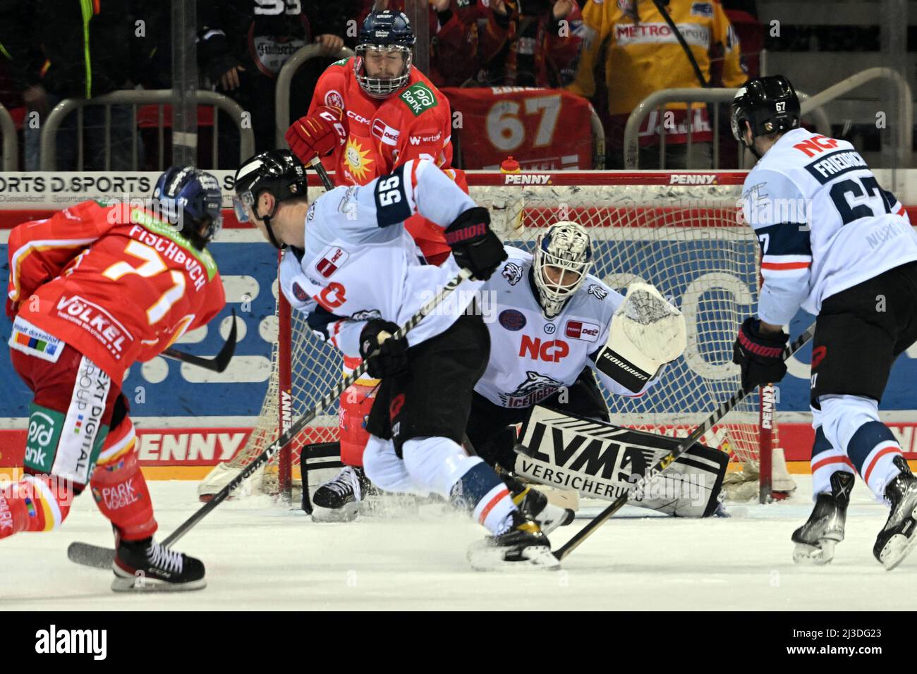 Duesseldorf, Germania. 07th Apr 2022. Hockey su ghiaccio: DEL, Düsseldorfer EG - Nürnberg Ice Tigers, campionato, 1st round, 2nd matchday, ISS Dome. Daniel Fischbuch di Düsseldorf (l) segna il 2:0 contro il goalie Niklas Treutle di Norimberga. Credit: Federico Gambarini/dpa/Alamy Live News Foto Stock