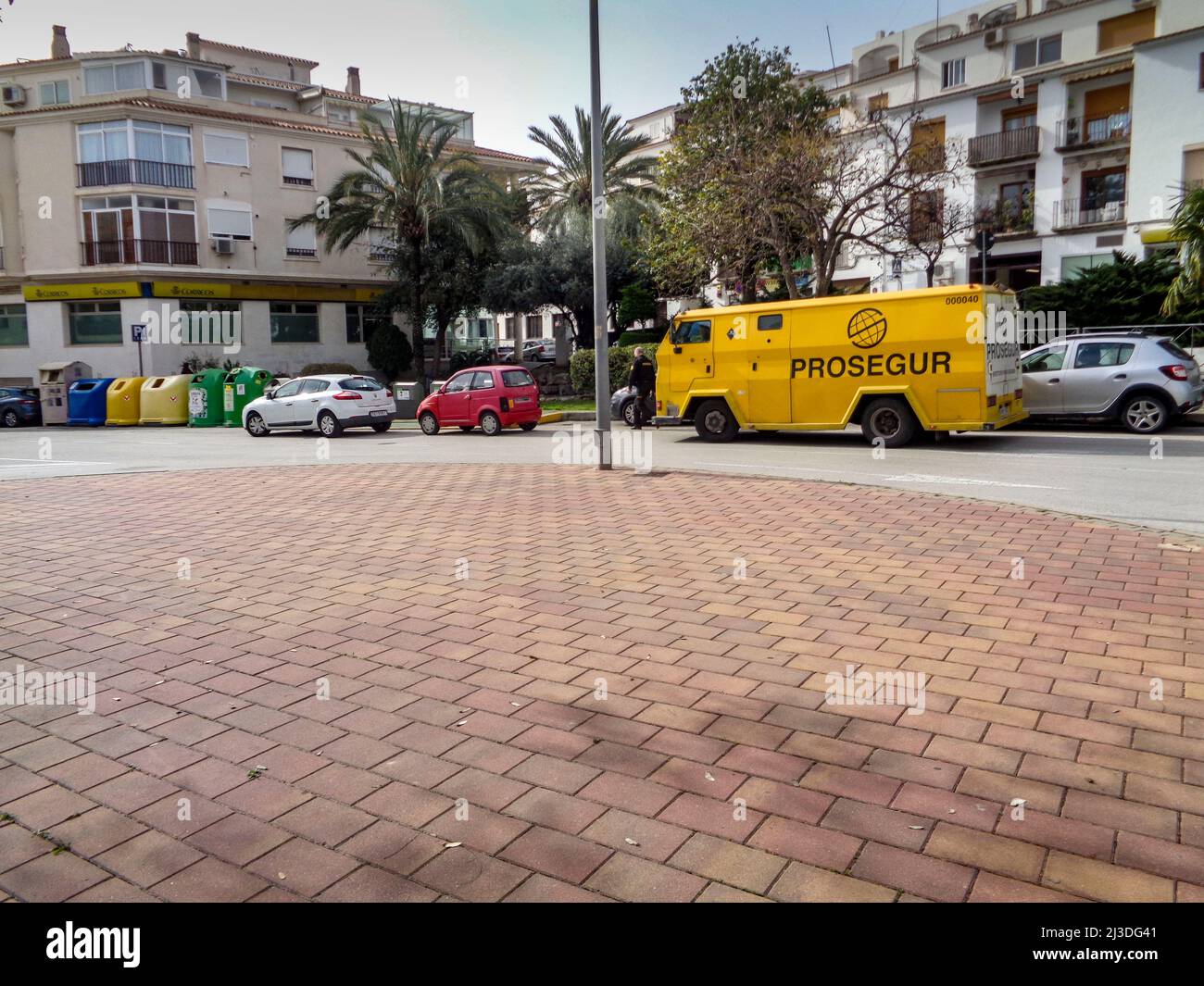 Giallo Prosegur Armoured Van sulla strada di Altea, alˈtea, Spagna, Alicante, costa mediterranea, Foto Stock