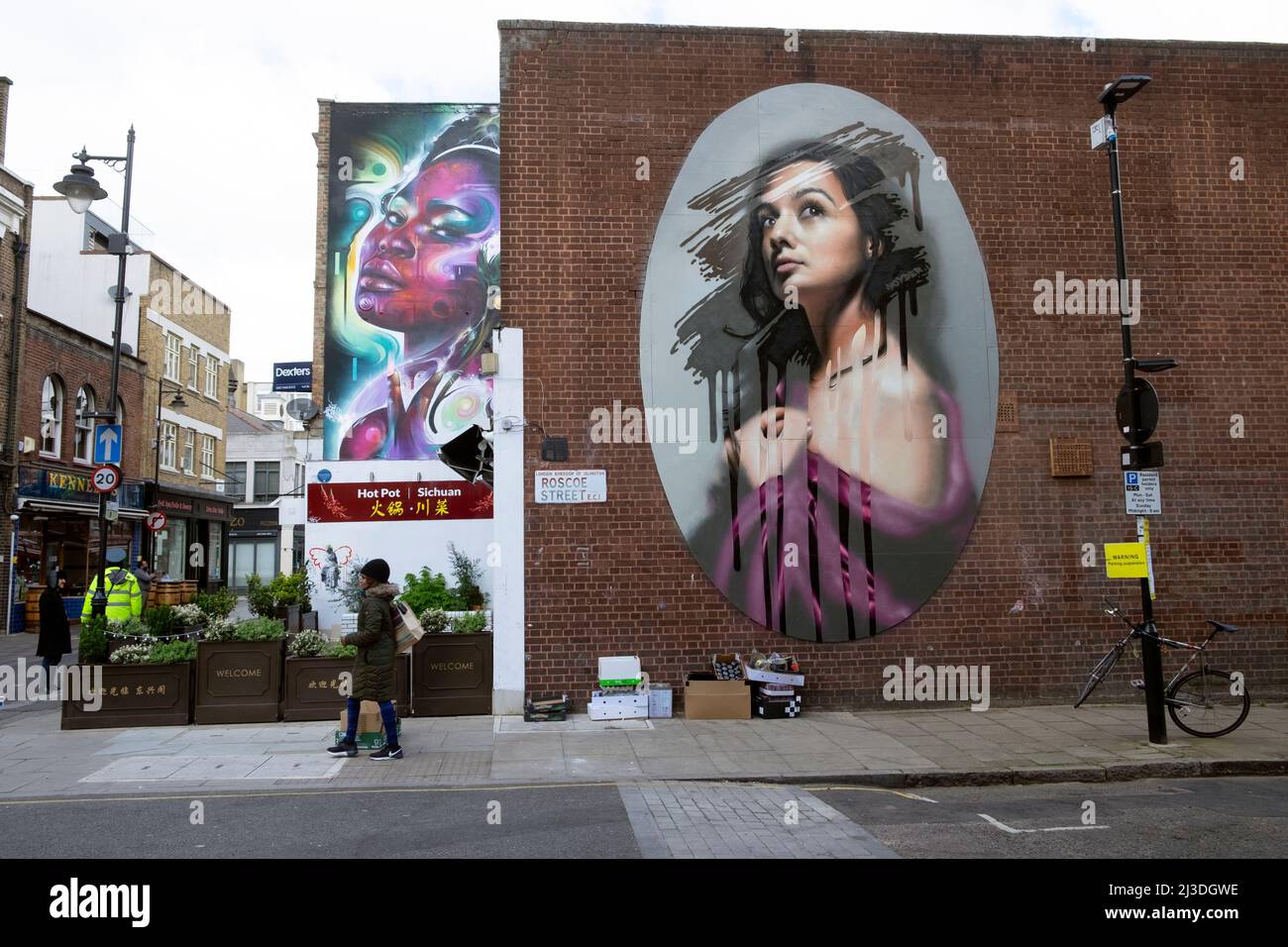 Dipinti murali ritratto di donna su Roscoe St e Whitecross Street a City of London EC1 KATHY DEWITT Foto Stock