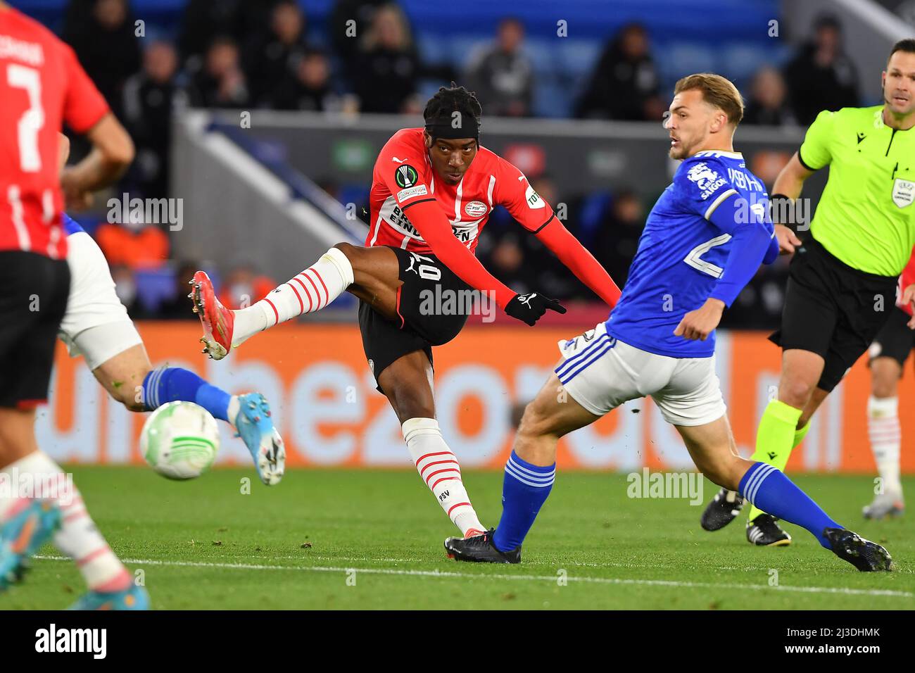 LEICESTER, REGNO UNITO. APRILE 7th Noni Madueke di PSV Eindhoven spara in gol durante la finale del quartiere della Conferenza UEFA Europa tra Leicester City e PSV Eindhoven al King Power Stadium di Leicester giovedì 7th aprile 2022. (Credit: Jon Hobley | MI News) Credit: MI News & Sport /Alamy Live News Foto Stock