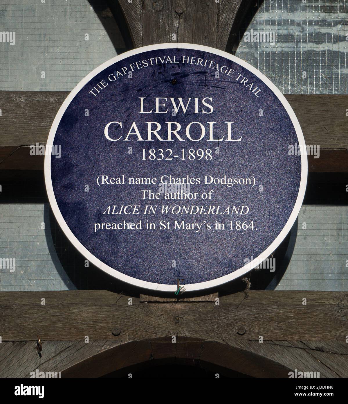 Targa commemorativa di Lewis Carroll sopra l'entrata della St. Mary's Church, Streatley, Berkshire Foto Stock