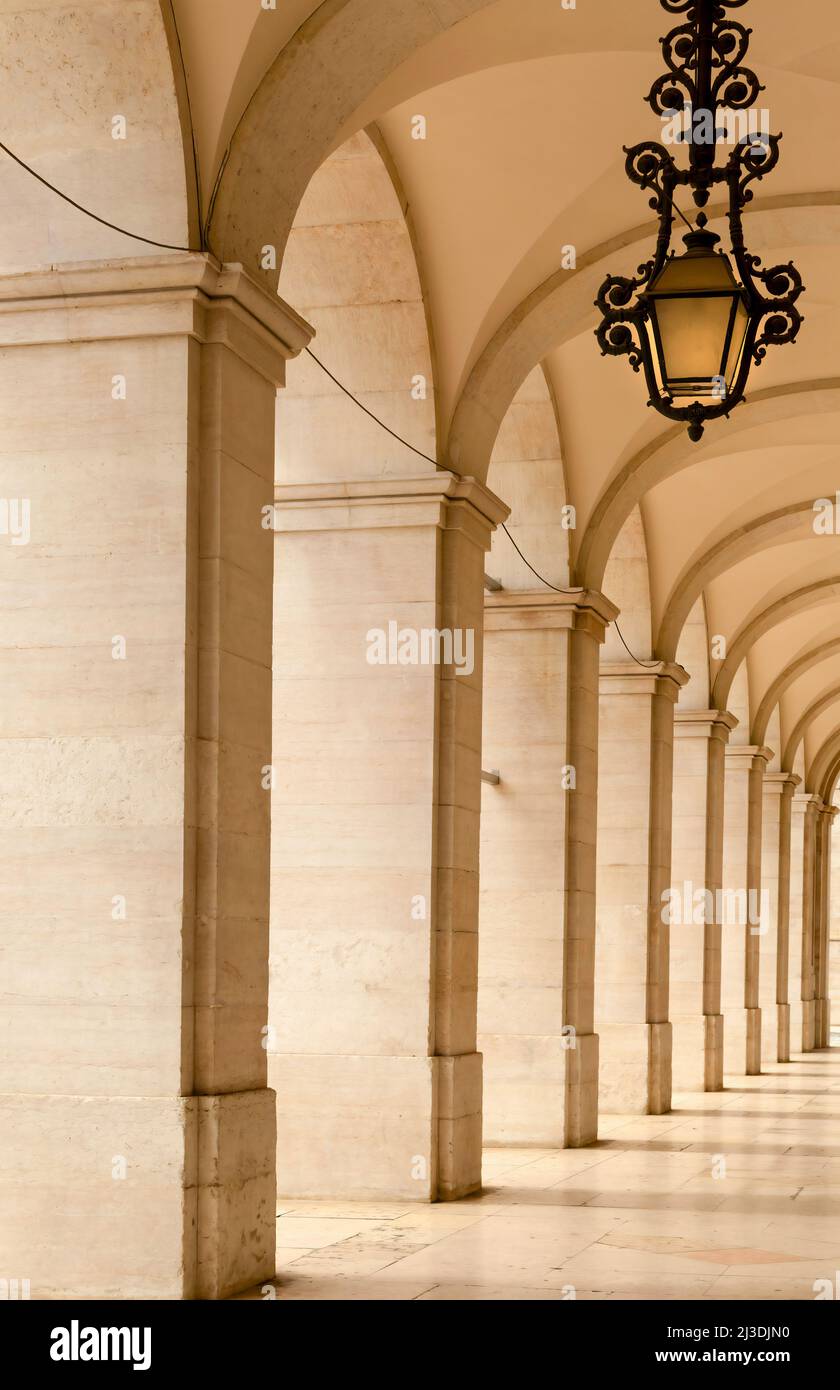 Uno dei sentieri ad arco di Lison, Portogallo, accanto all'arco Triumfale meglio conosciuto come l'Arco di Rua Augusta. Foto Stock