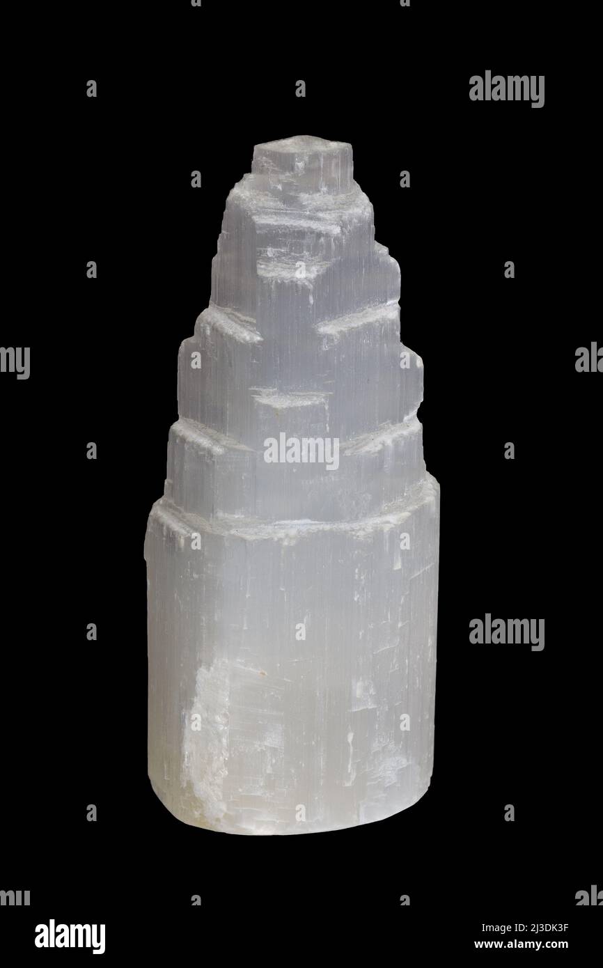 Selenite, pietra minerale su sfondo nero. Foto Stock