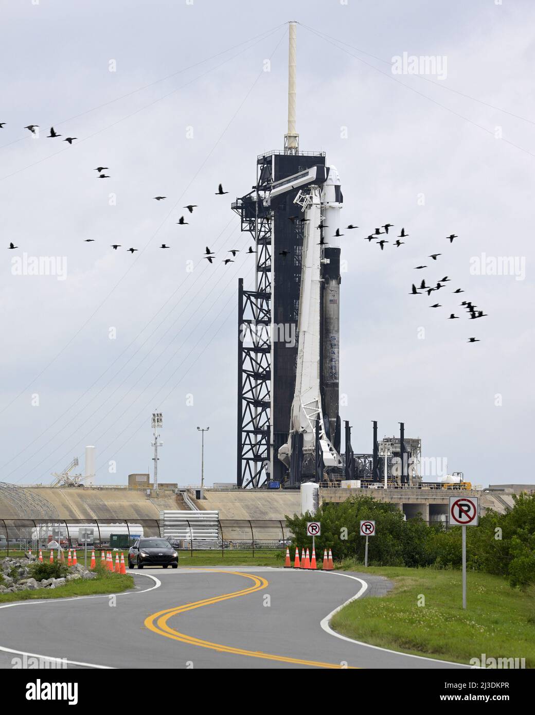 Il complesso 39A prevede la preparazione finale del razzo SpaceX Falcon 9 e del drago per la missione Axiom 1 per Axiom Space presso il Kennedy Space Center, Florida, giovedì 7 aprile 2022. Il primo equipaggio commerciale di quattro sarà lanciato in una missione di dieci giorni alla Stazione spaziale Internazionale. Foto di Bill Cantrell/UPI Credit: UPI/Alamy Live News Foto Stock