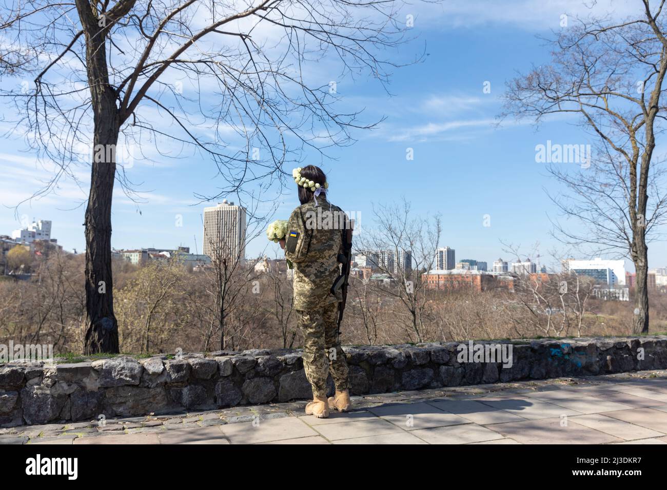 Kiev, Ucraina. 07th Apr 2022. KIEV, UCRAINA - 07 aprile 2022: Guerra e Amore. I membri della difesa territoriale di Kyiv si sono sposati a Kyiv sotto le leggi della legge marziale, Kyiv, Ucraina credito: Mykhailo Palinchak/Alamy Live News Foto Stock