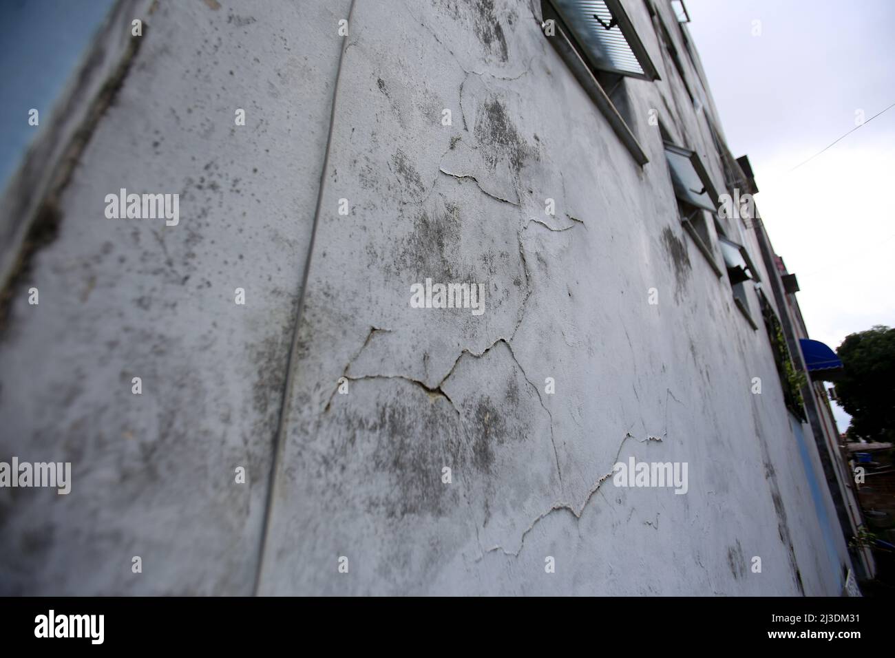 salvador, bahia, brasile - 17 aprile 2019: Infiltrazioni e crepe nel muro di un edificio residenziale nella città di Salvador. Foto Stock